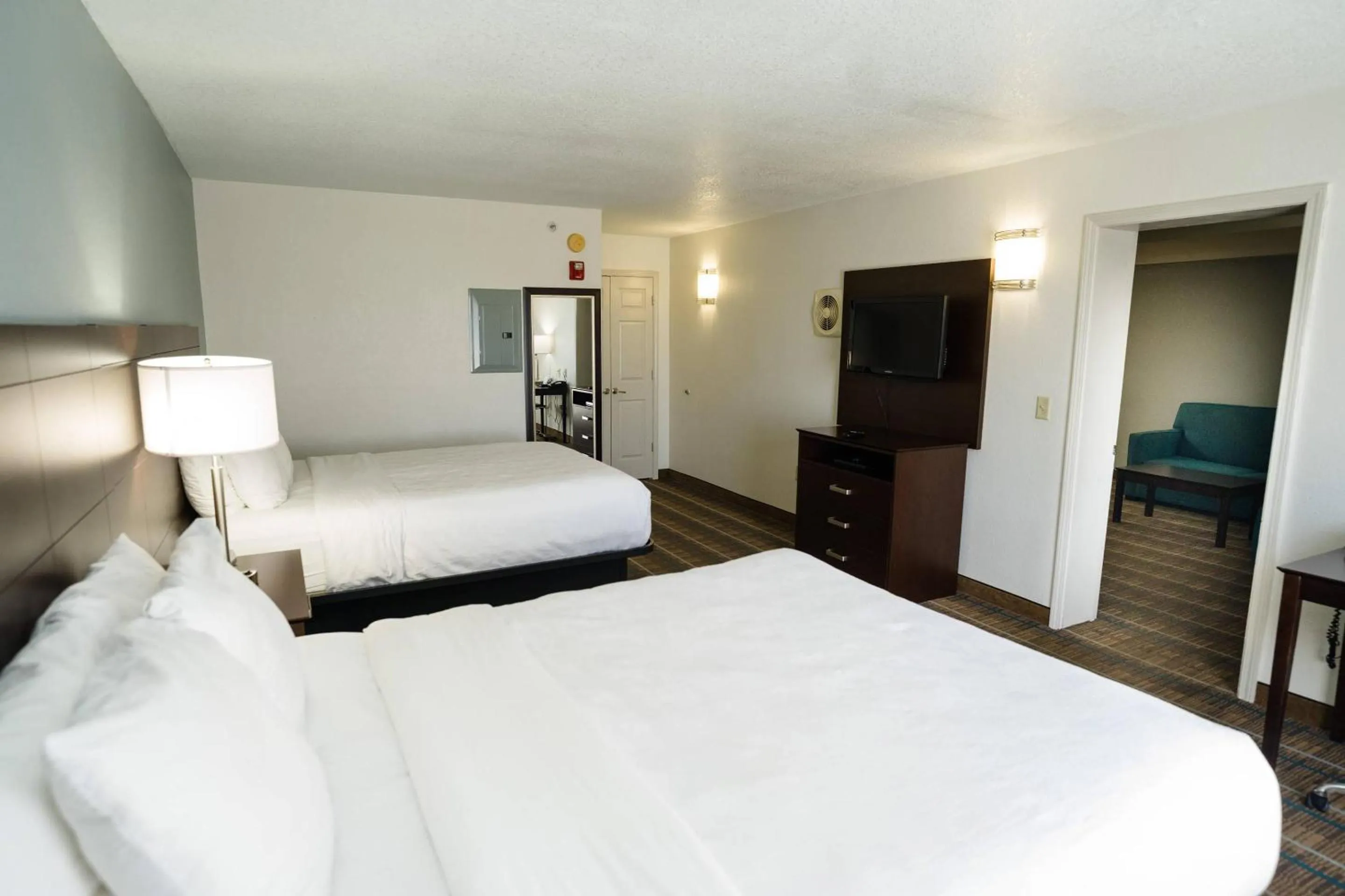 Bedroom, Bed in MainStay Suites Knoxville North I-75