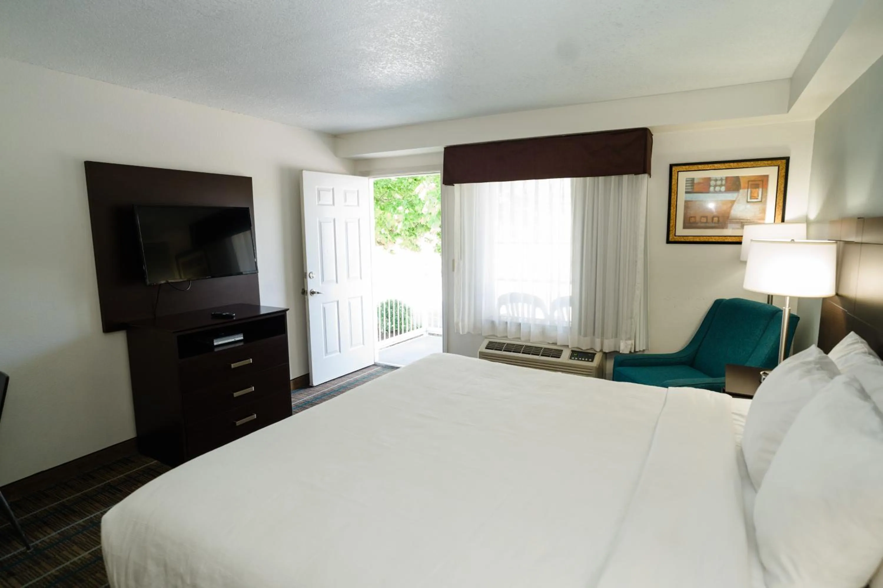 Bedroom, Bed in MainStay Suites Knoxville North I-75