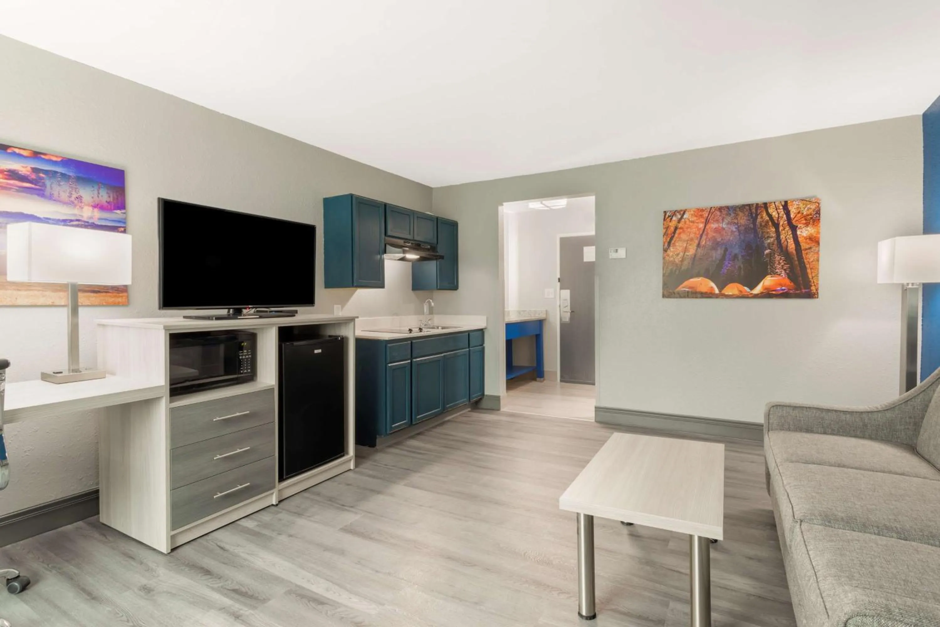 Kitchen or kitchenette in Best Western Plus Magnolia Inn & Suites