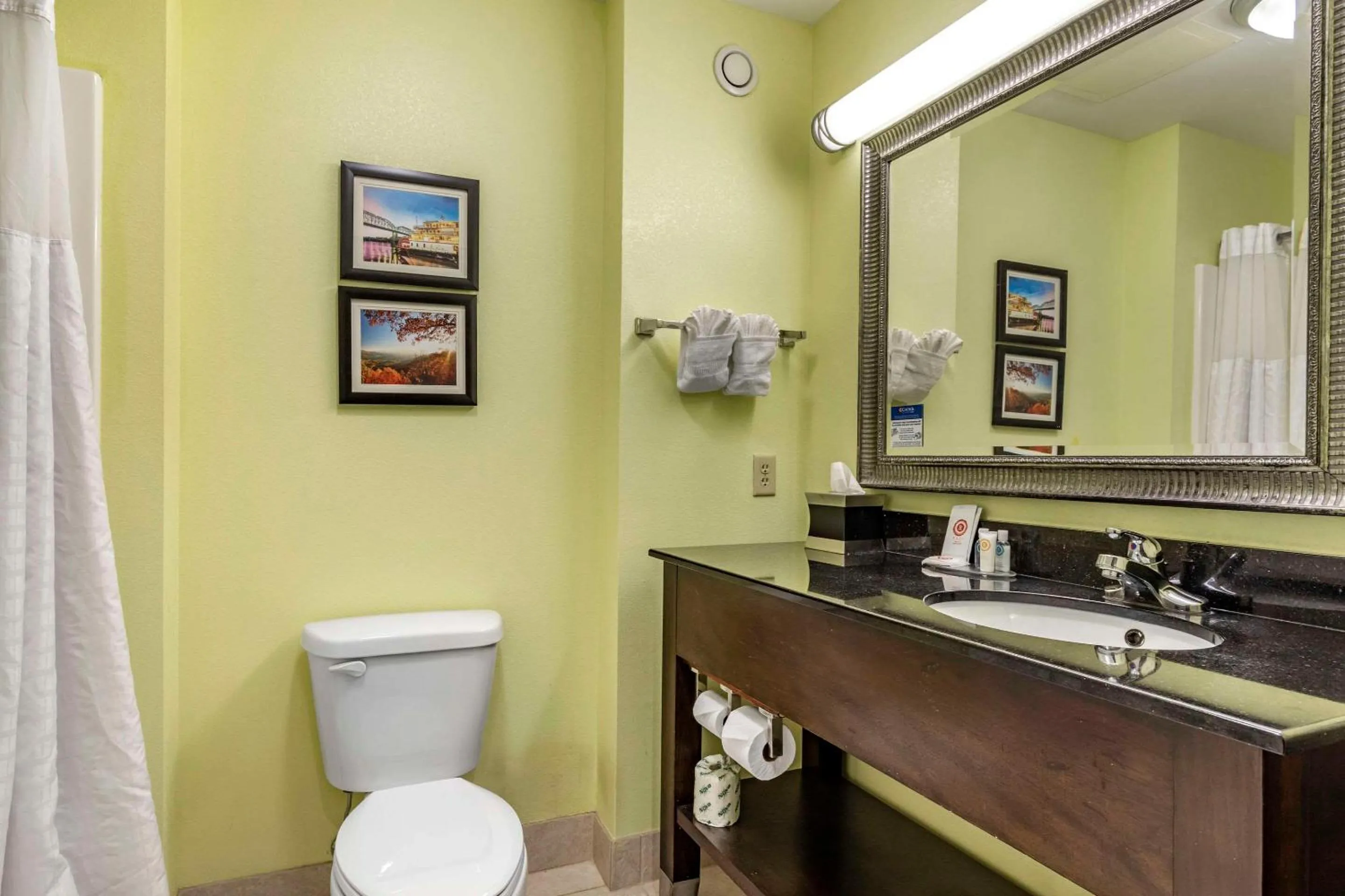 Bedroom in Comfort Inn Athens I - 75