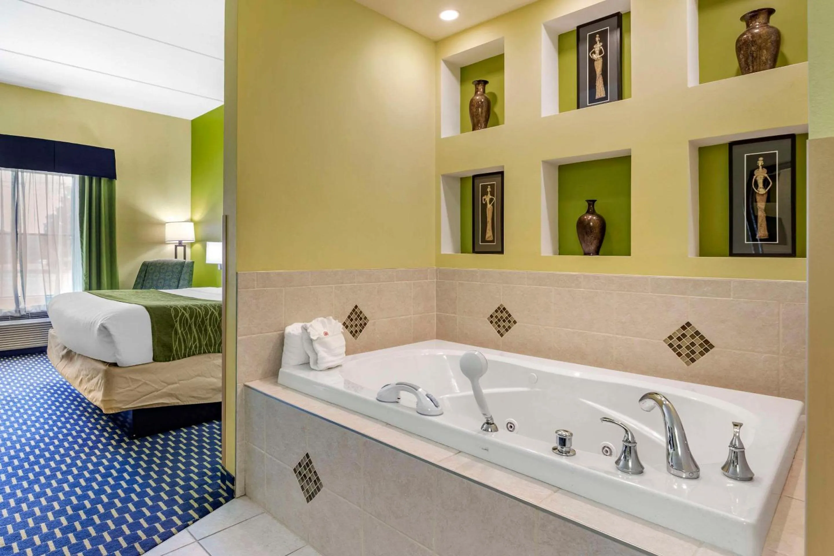 Bedroom, Bed in Comfort Inn Athens I - 75