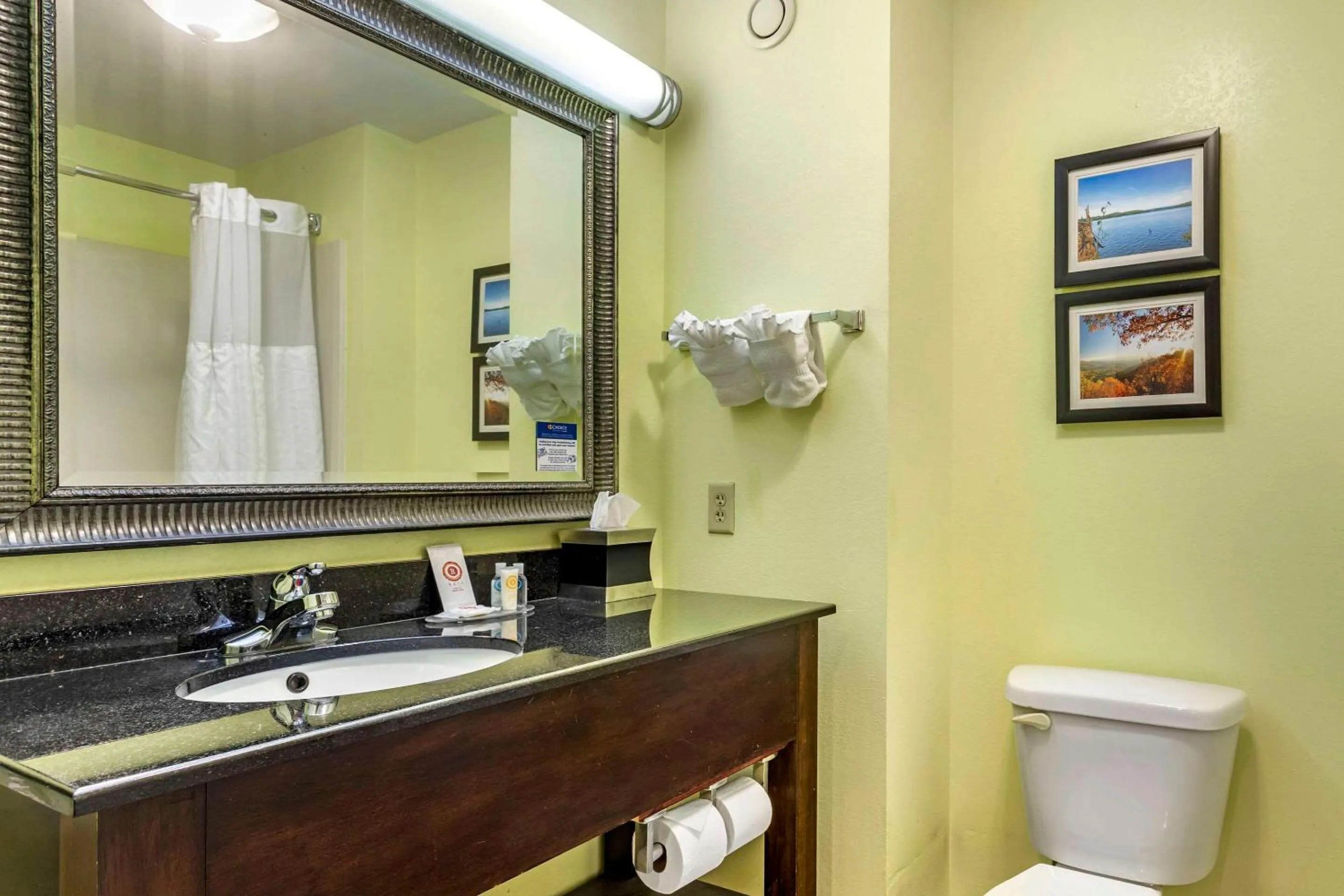 Bedroom in Comfort Inn Athens I - 75