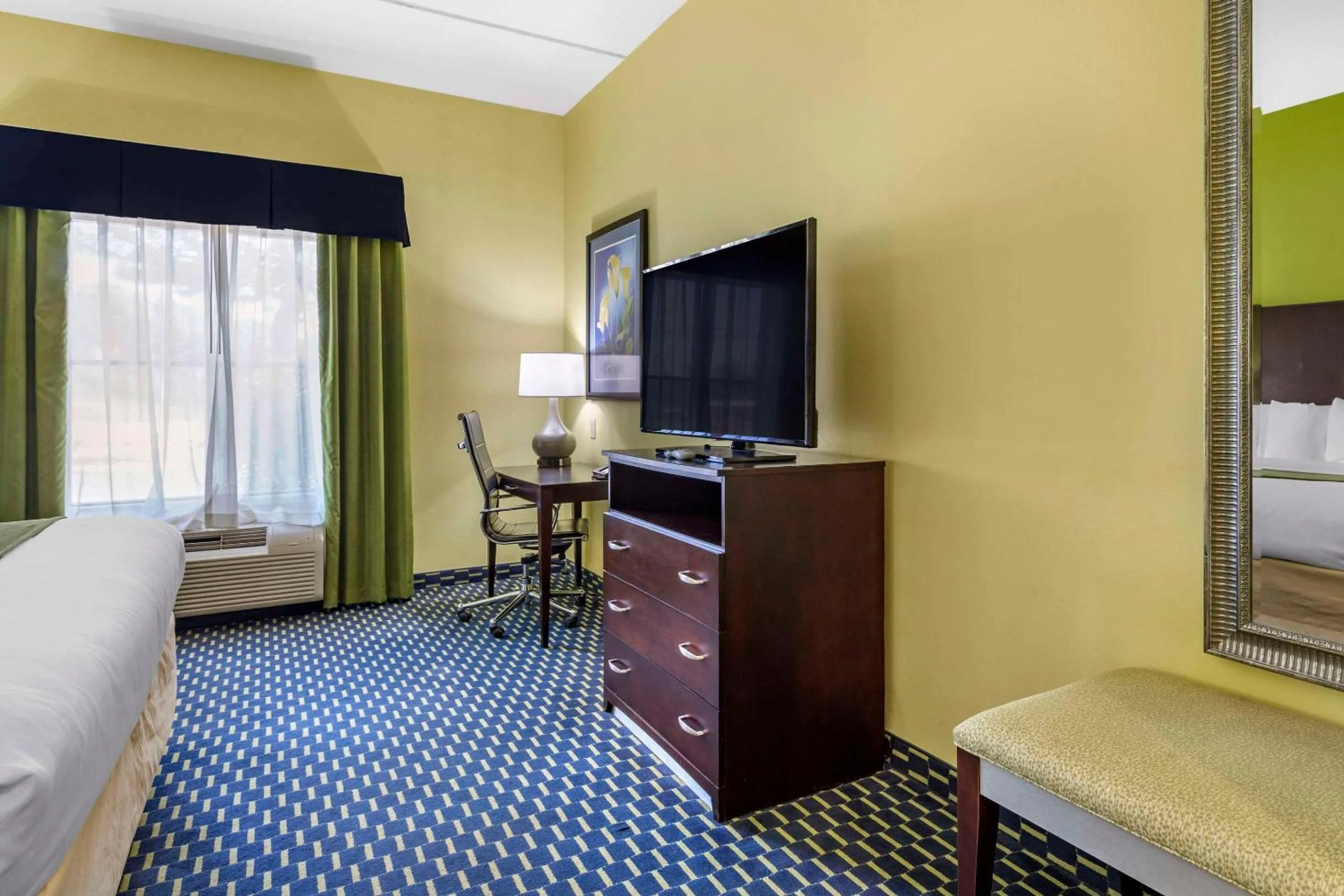 Bedroom, Bed in Comfort Inn Athens I - 75