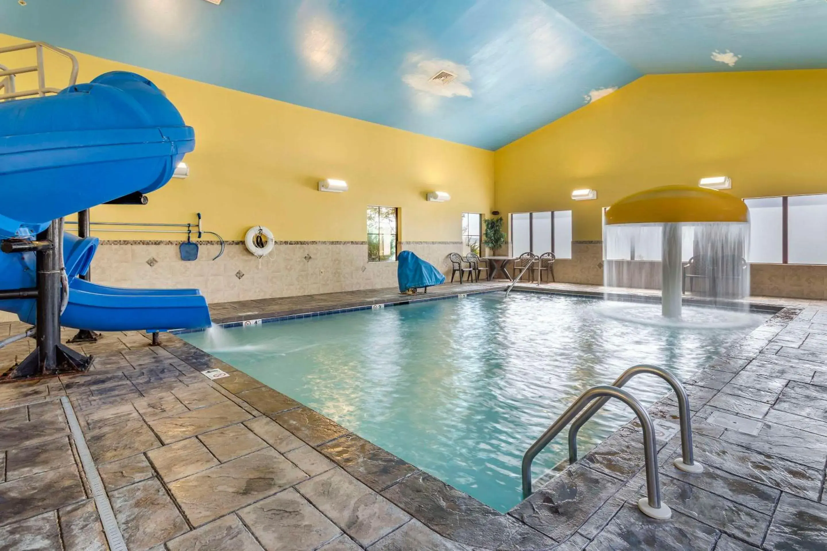 Swimming pool in Comfort Inn Athens I - 75 Swimming pool in Comfort Inn Athens I - 75