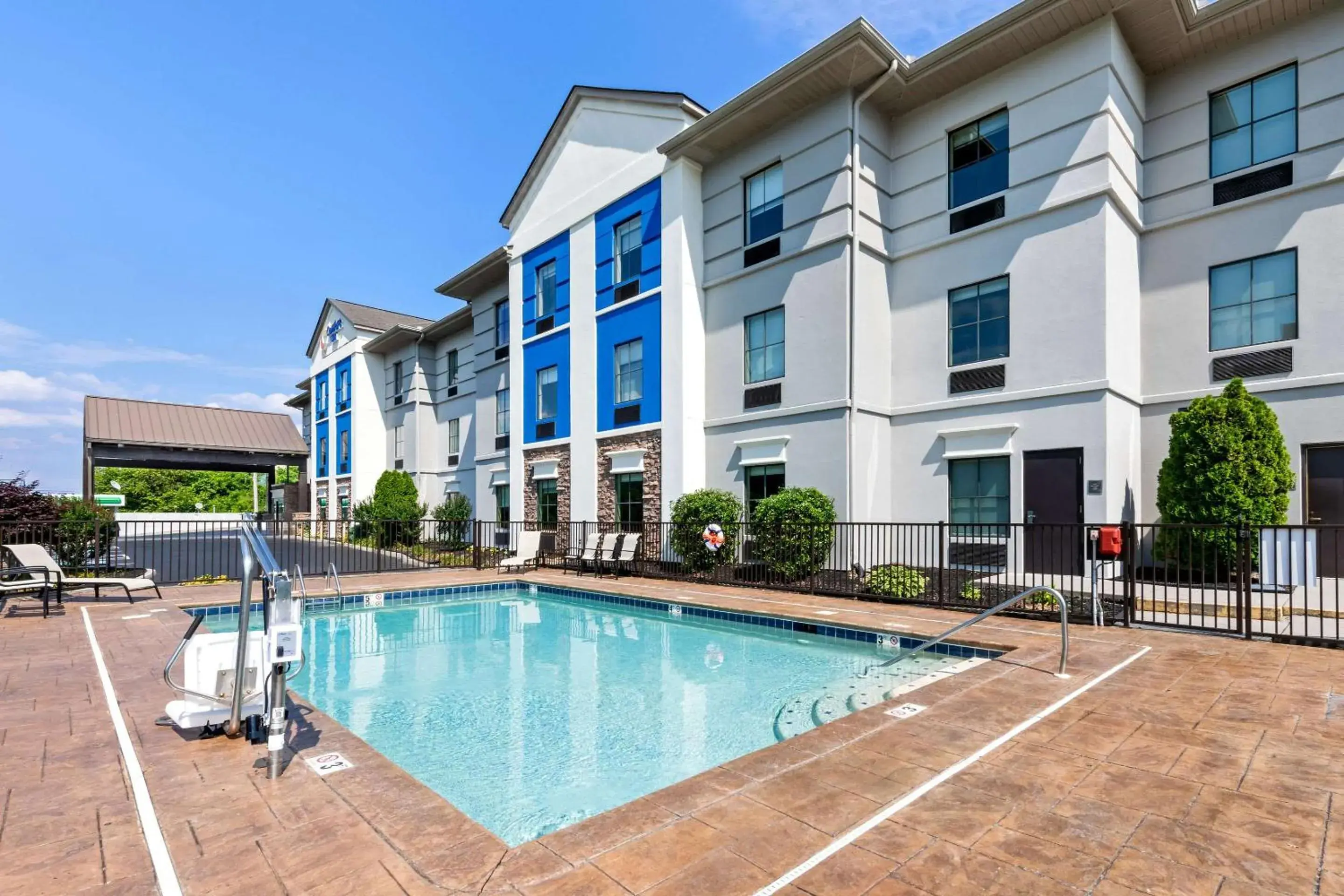 Swimming pool in Comfort Inn Harriman Swimming pool in Comfort Inn Harriman