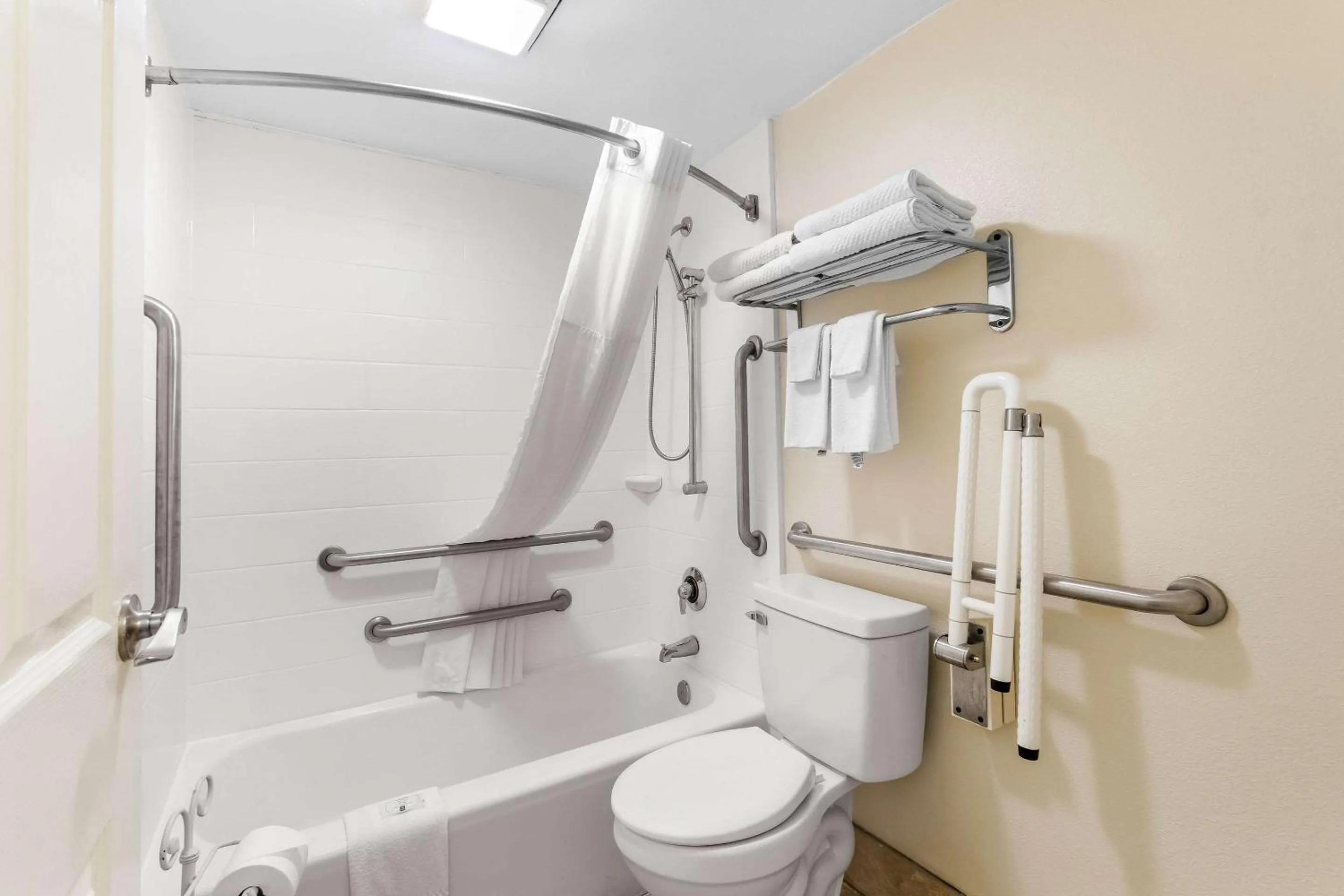 Bedroom in Quality Inn Tullahoma