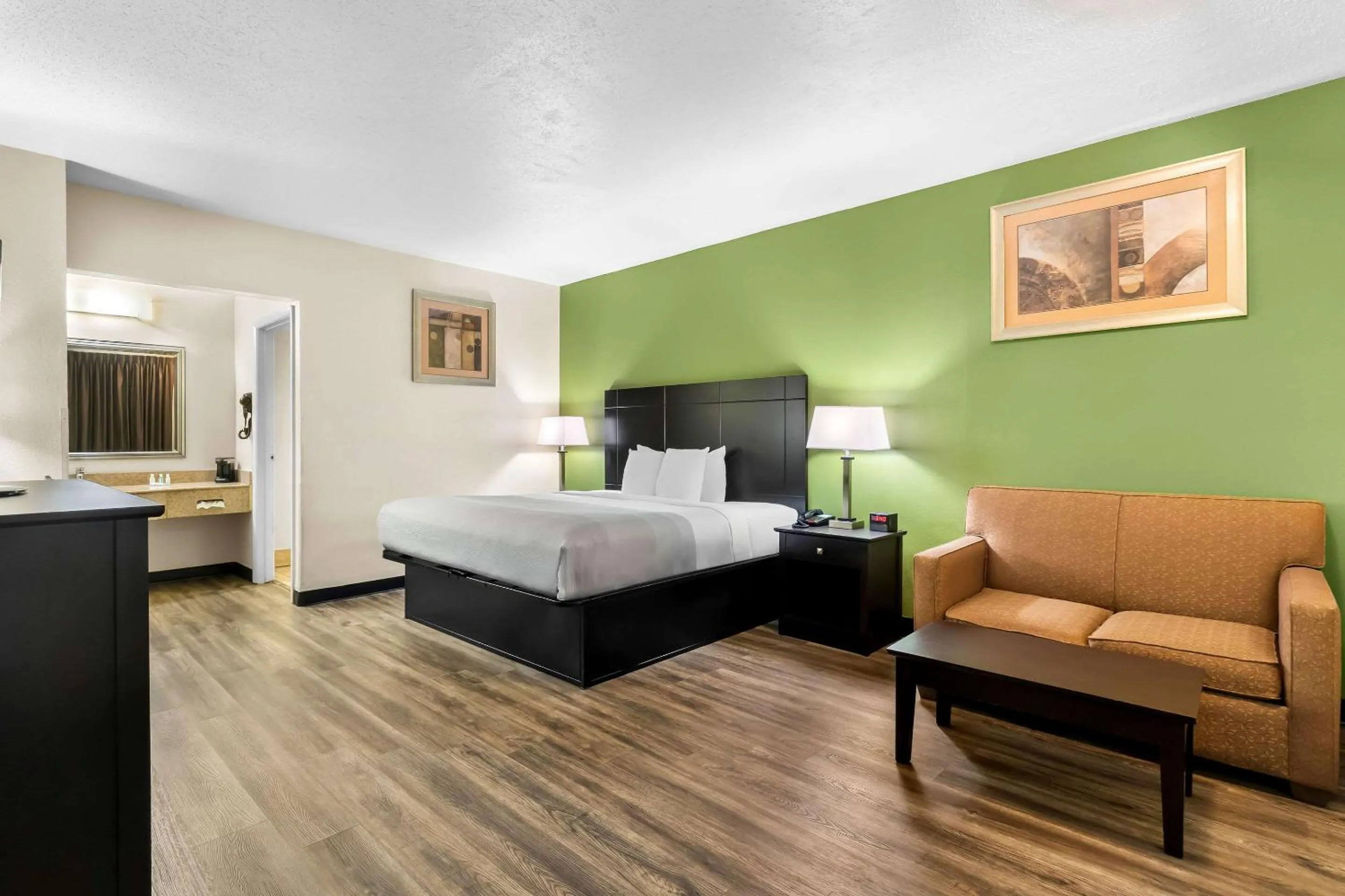 Bedroom, Bed in Quality Inn Tullahoma