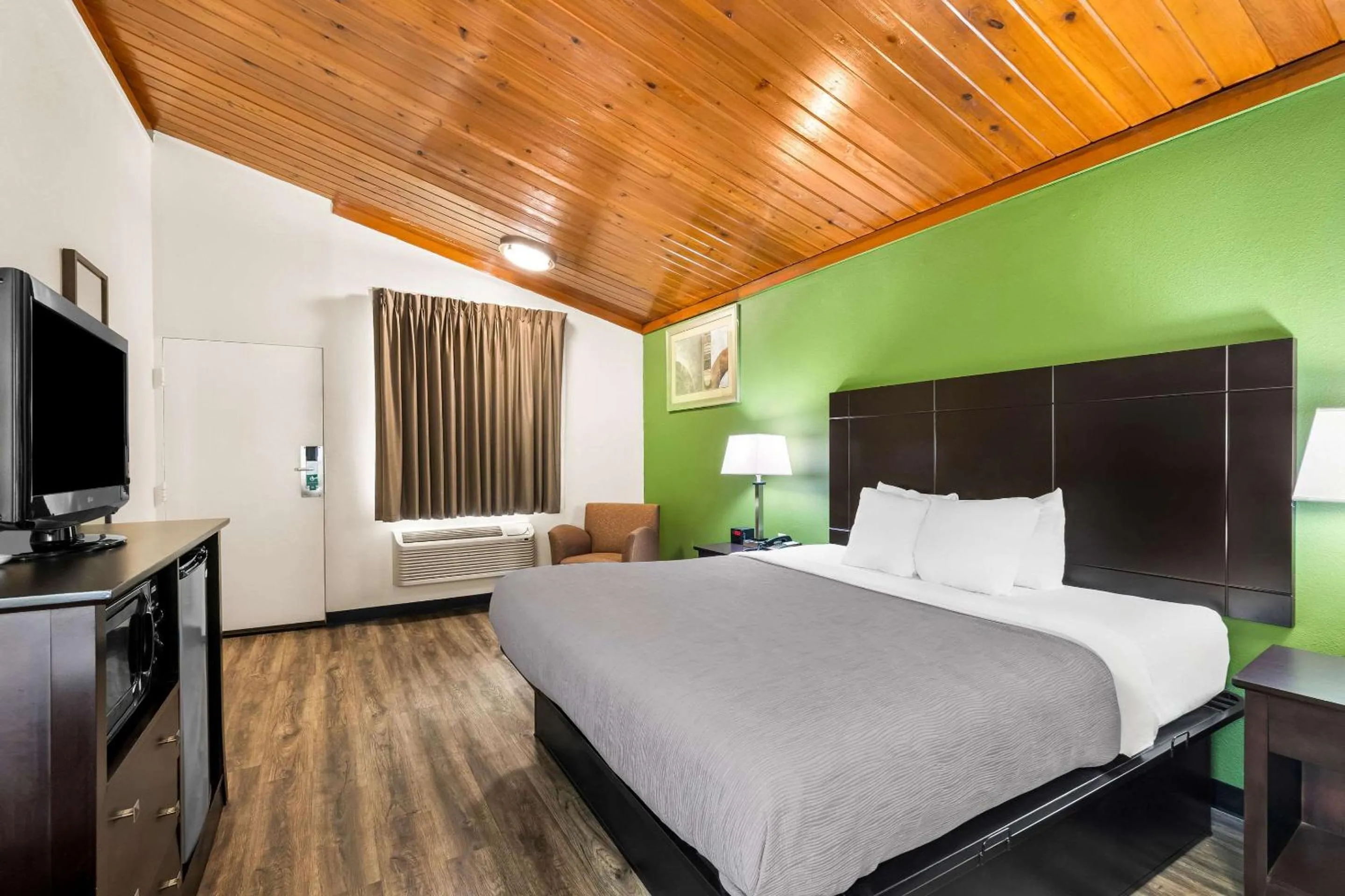 Bedroom, Bed in Quality Inn Tullahoma