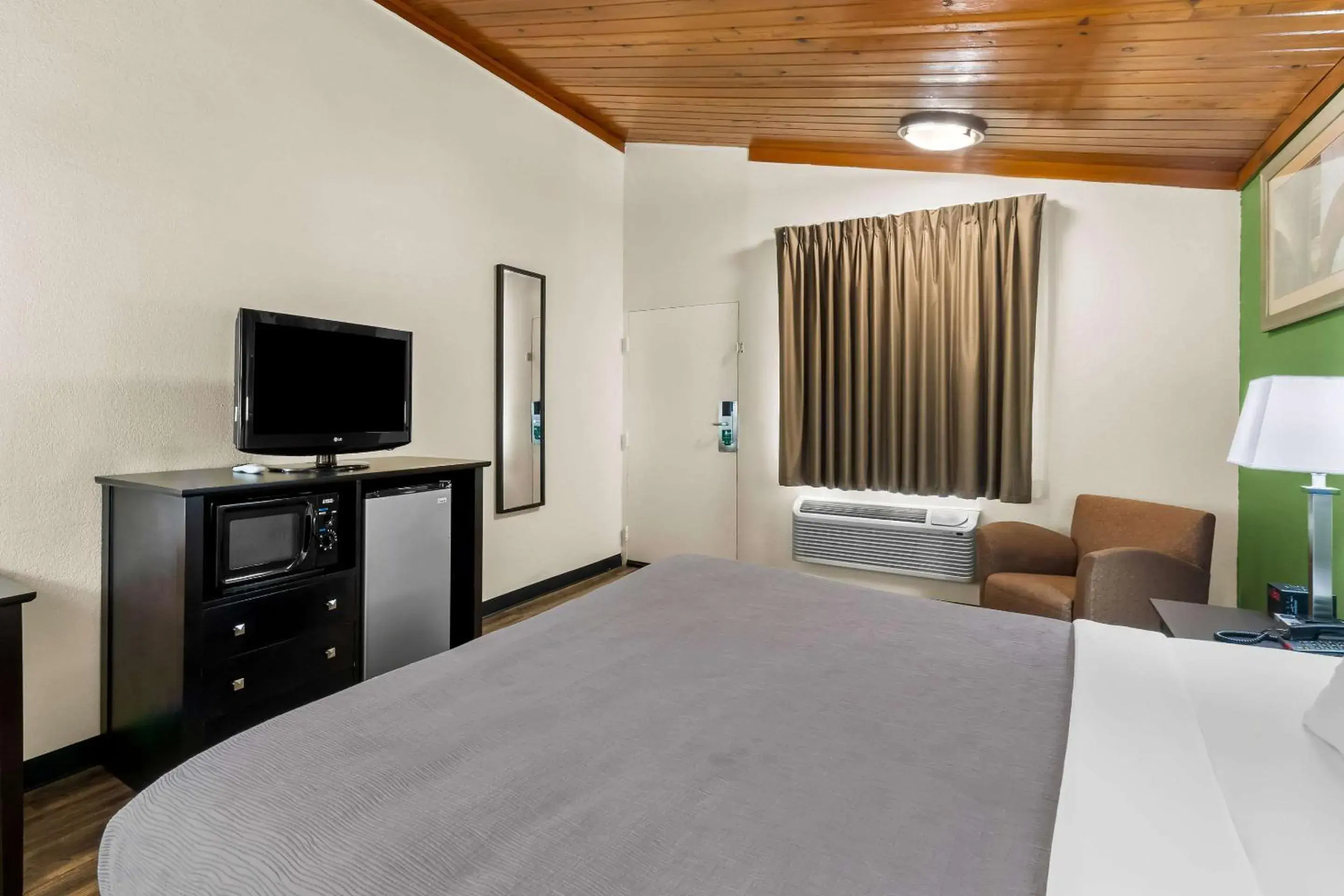 Bedroom, Bed in Quality Inn Tullahoma Bedroom, Bed in Quality Inn Tullahoma