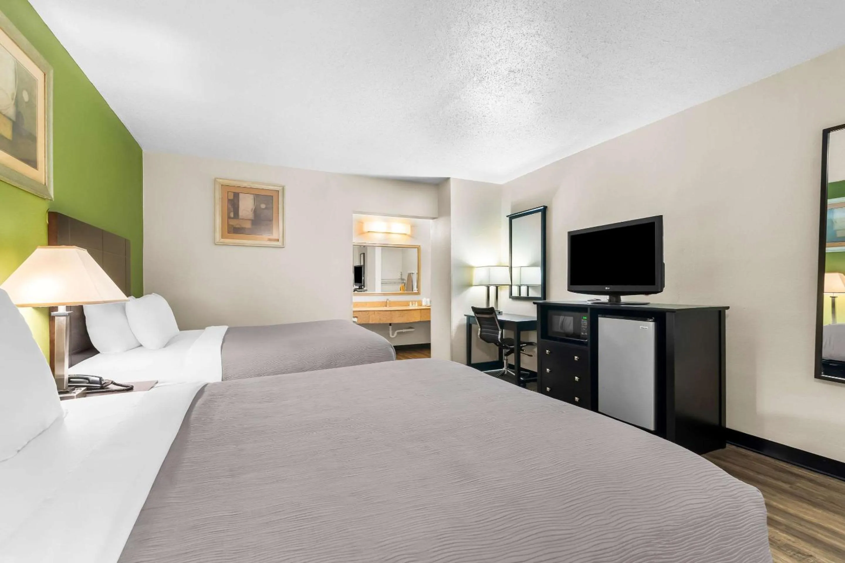 Bedroom, Bed in Quality Inn Tullahoma