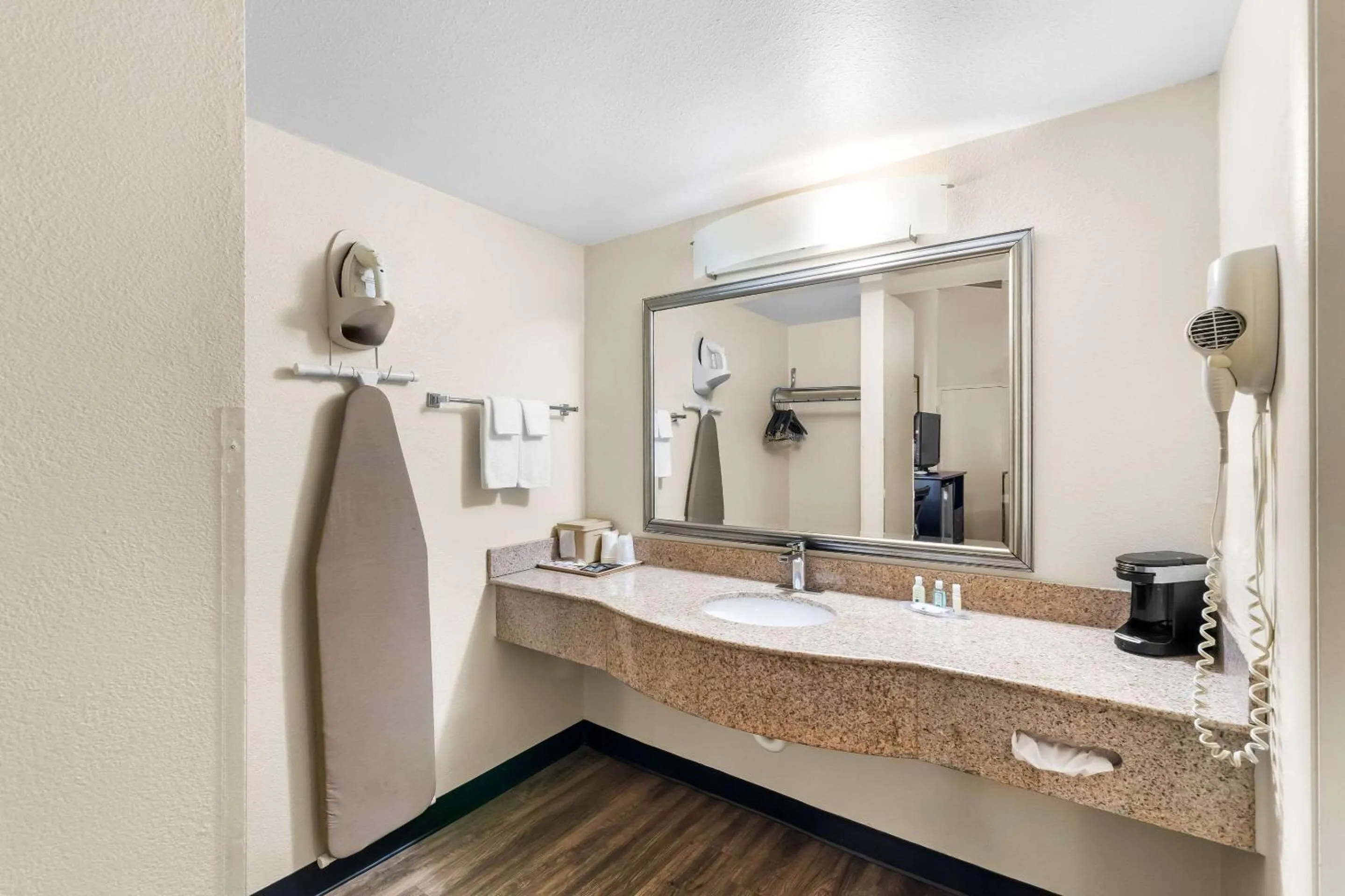 Bedroom in Quality Inn Tullahoma