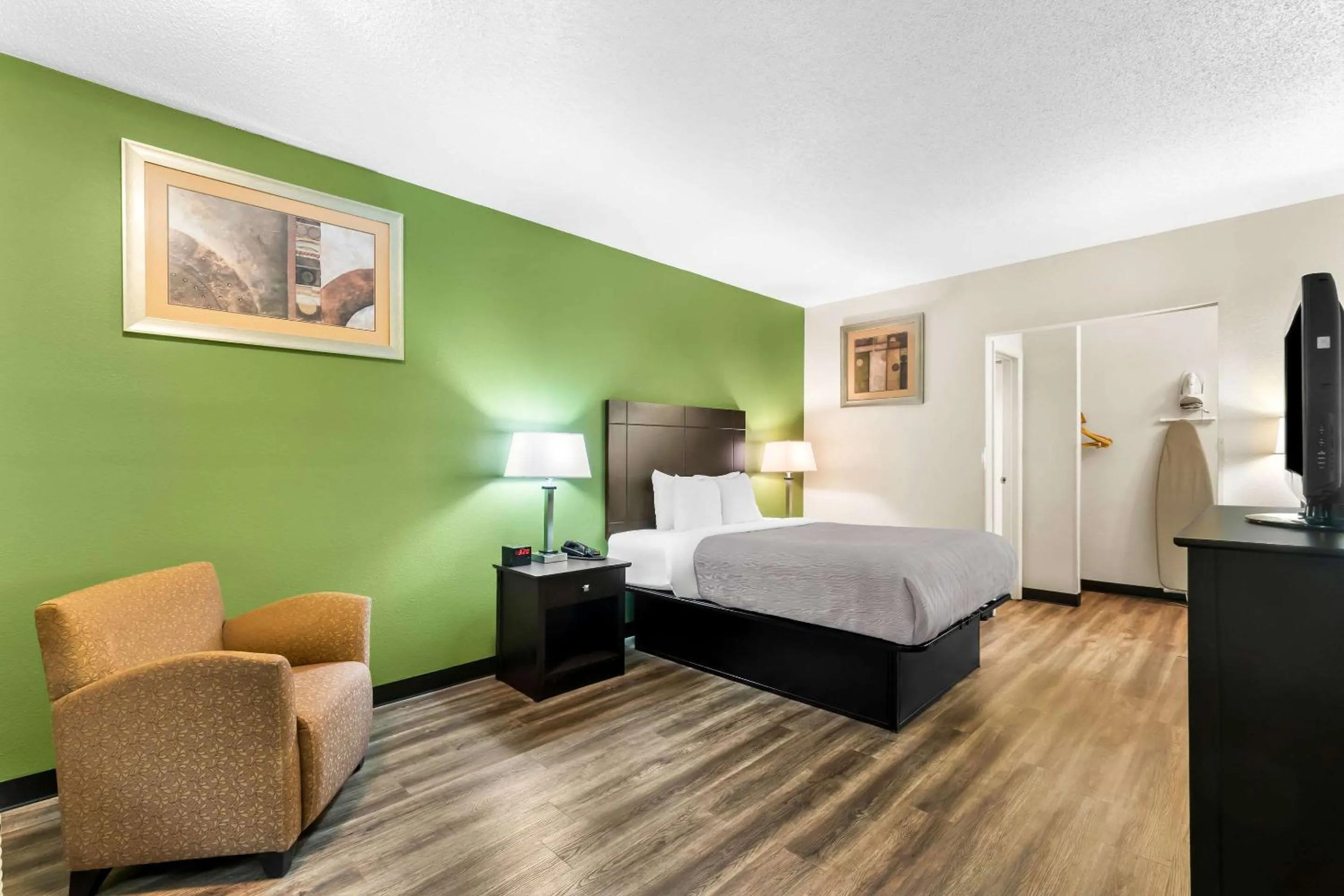 Bedroom, Bed in Quality Inn Tullahoma