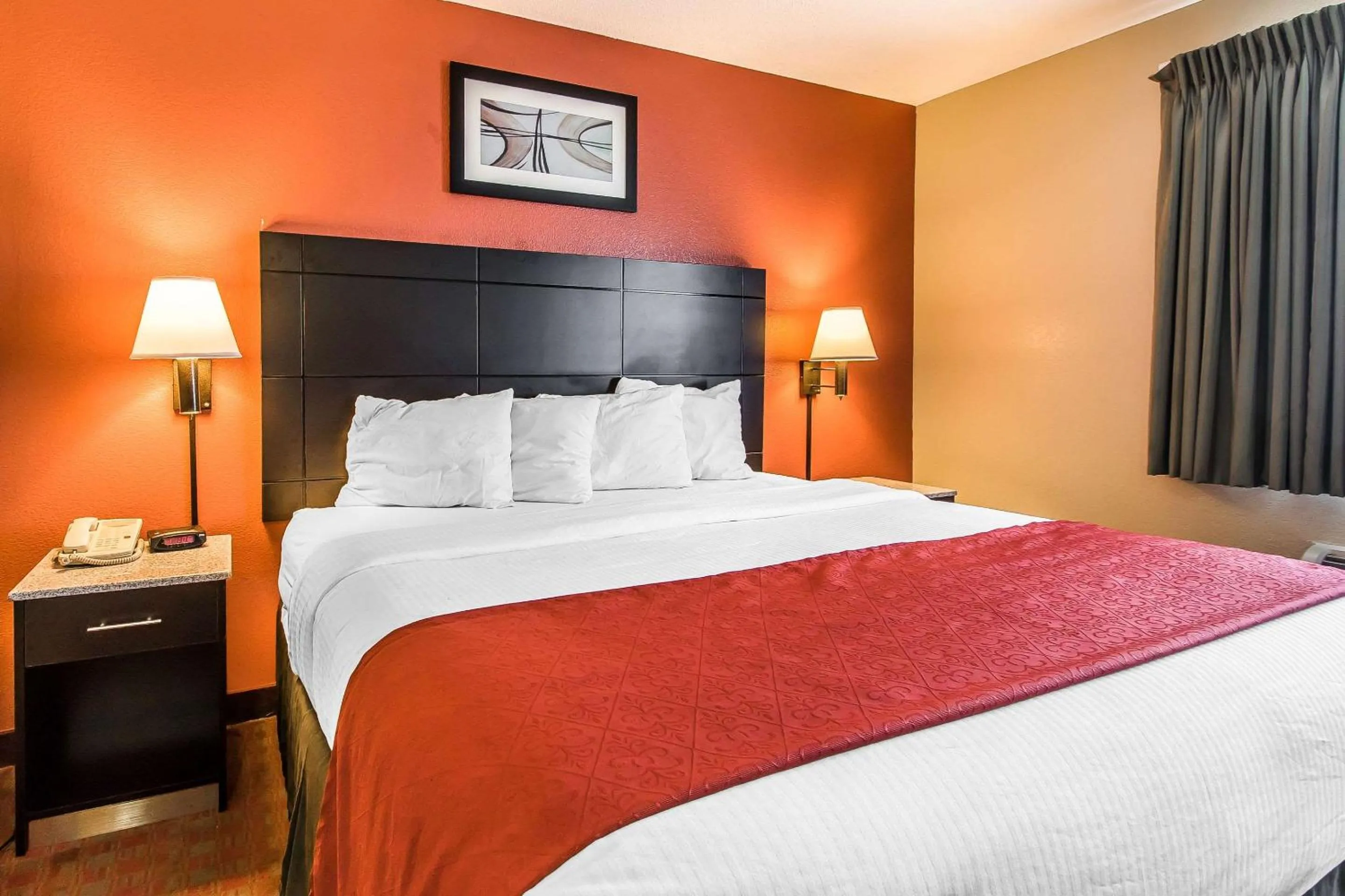 Photo of the whole room, Bed in Quality Inn & Suites