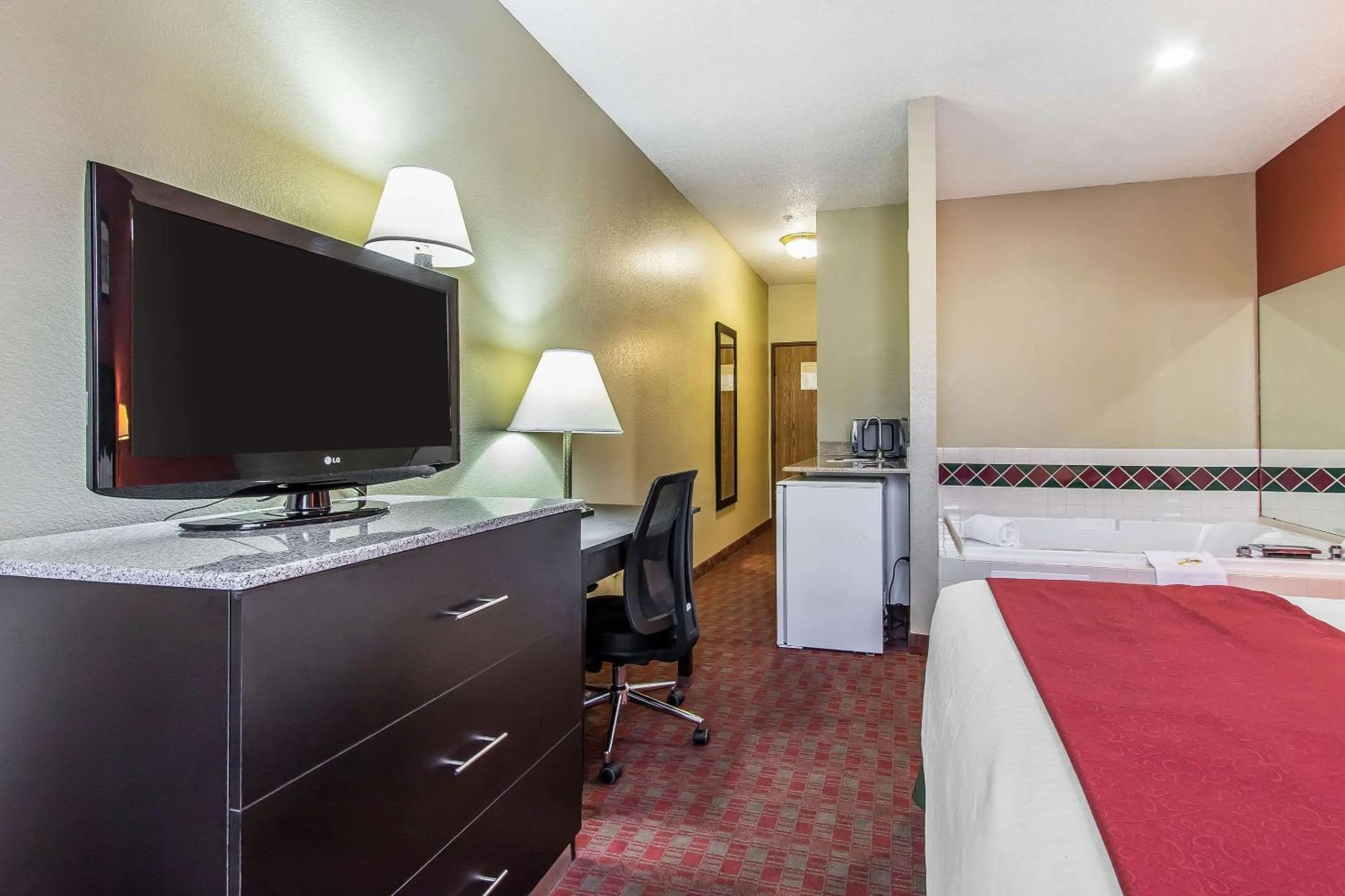 Photo of the whole room, Bed in Quality Inn & Suites