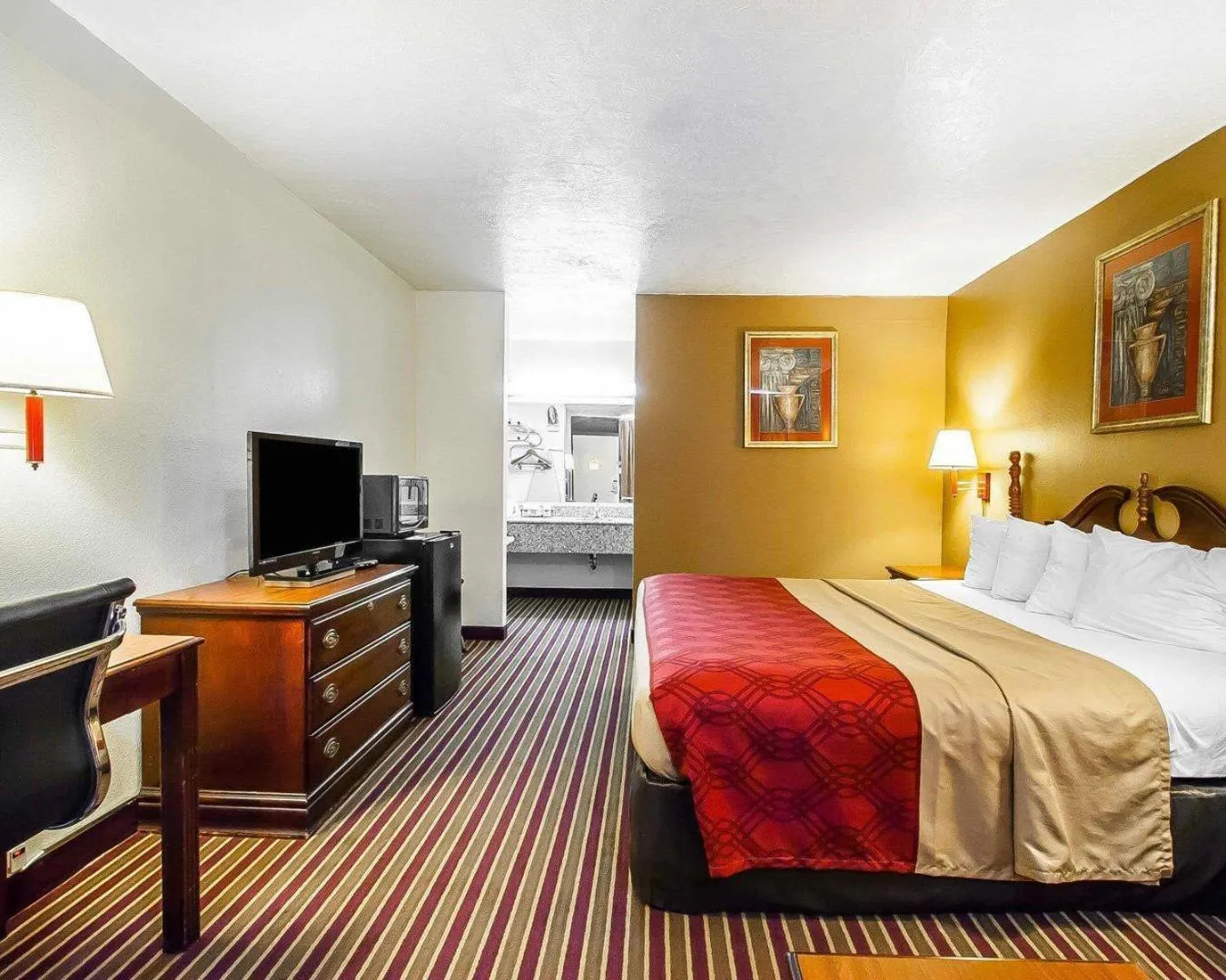 Bedroom, Bed in Econo Lodge Dyersburg I-155