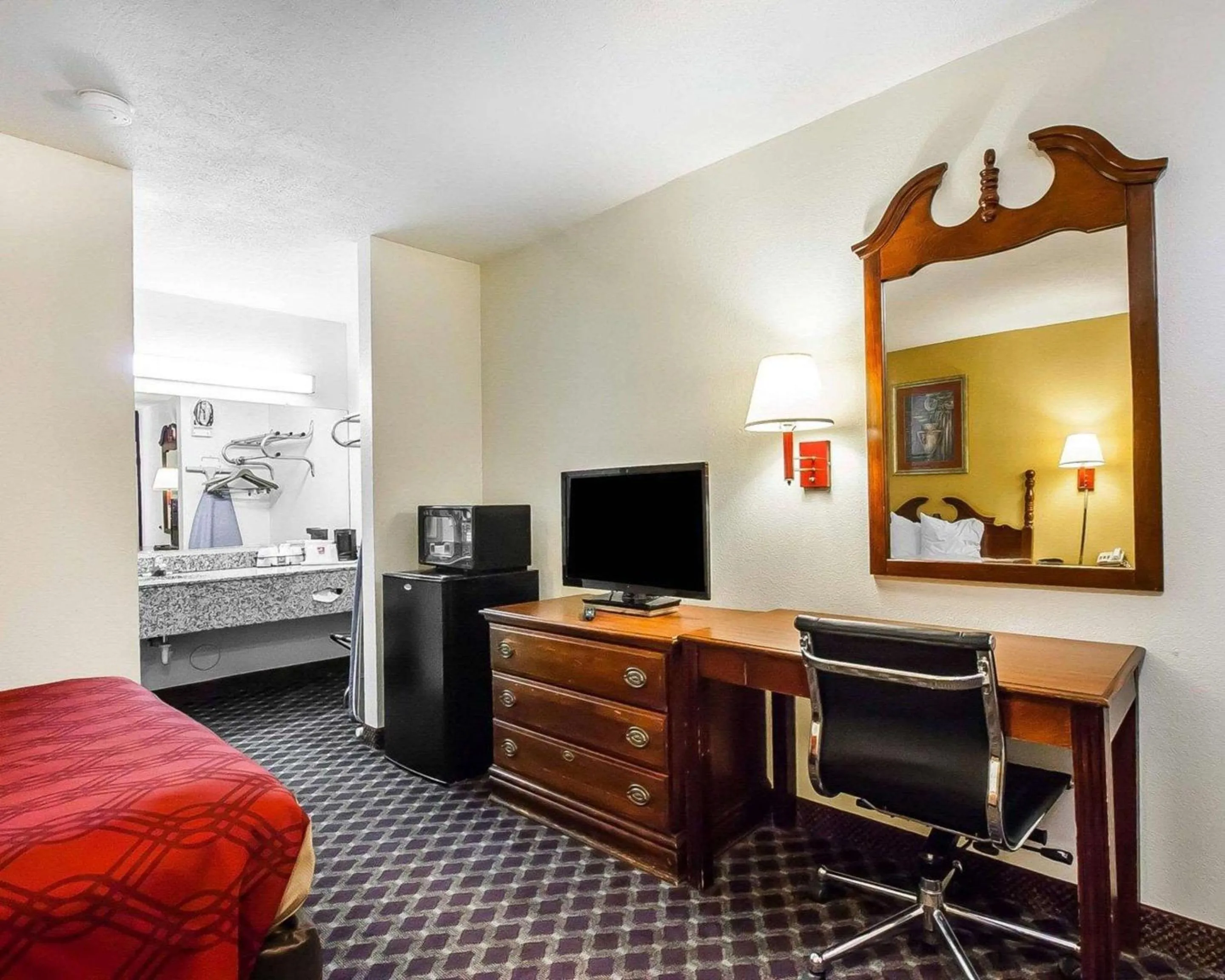 Photo of the whole room, Bed in Econo Lodge Dyersburg I-155