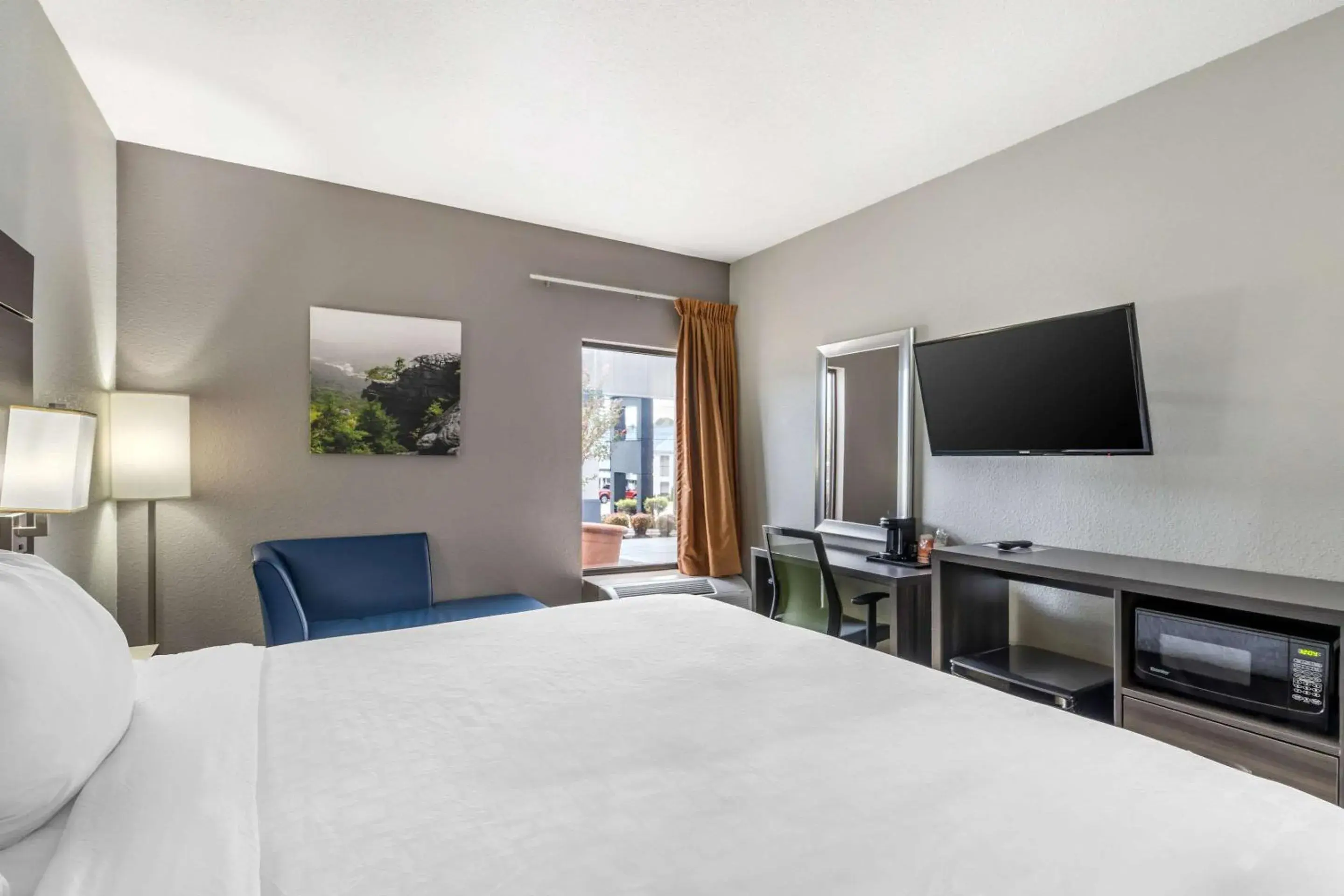 Bedroom, Bed in Clarion Inn near Lookout Mountain Bedroom, Bed in Clarion Inn near Lookout Mountain