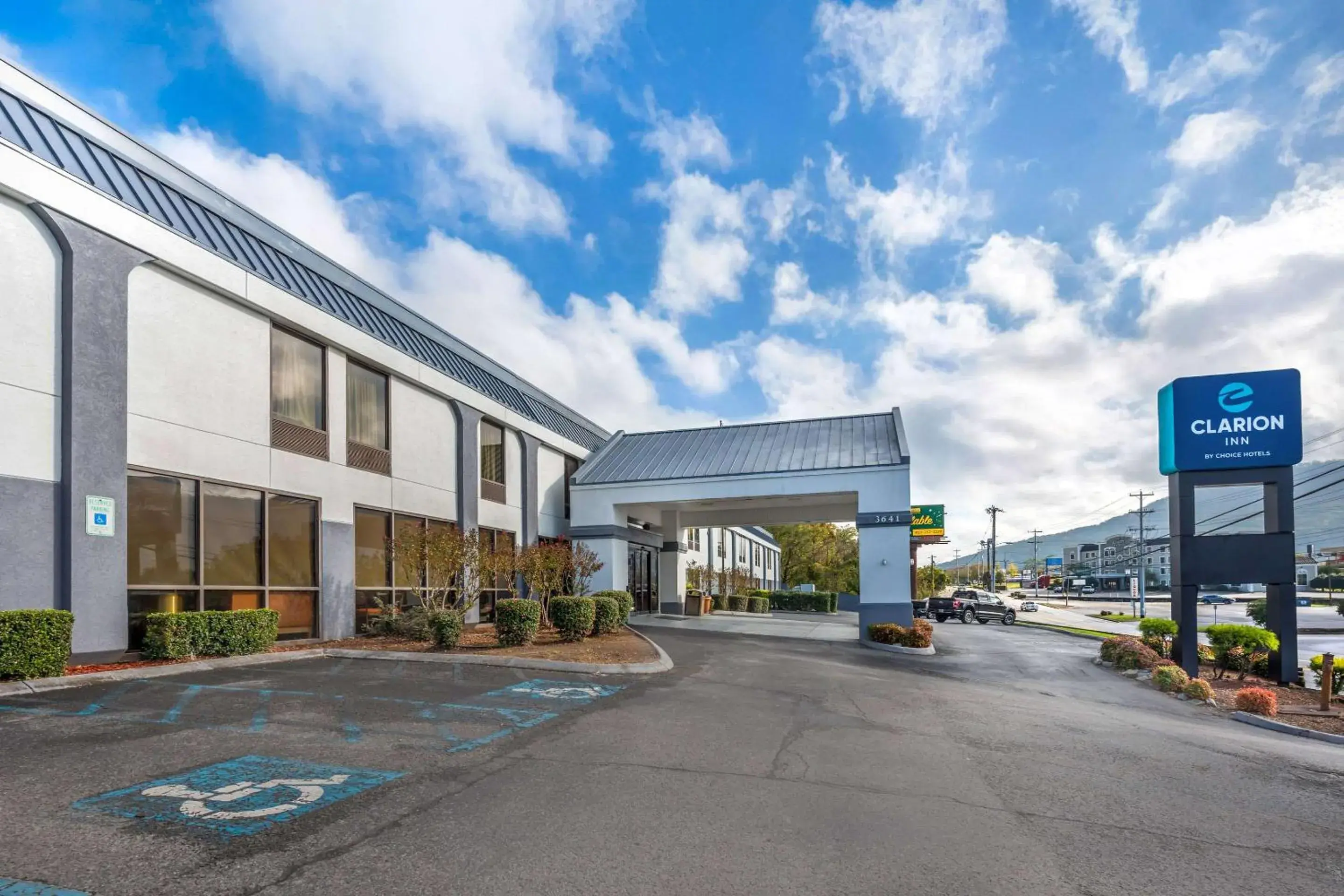 Property building in Clarion Inn near Lookout Mountain Property building in Clarion Inn near Lookout Mountain
