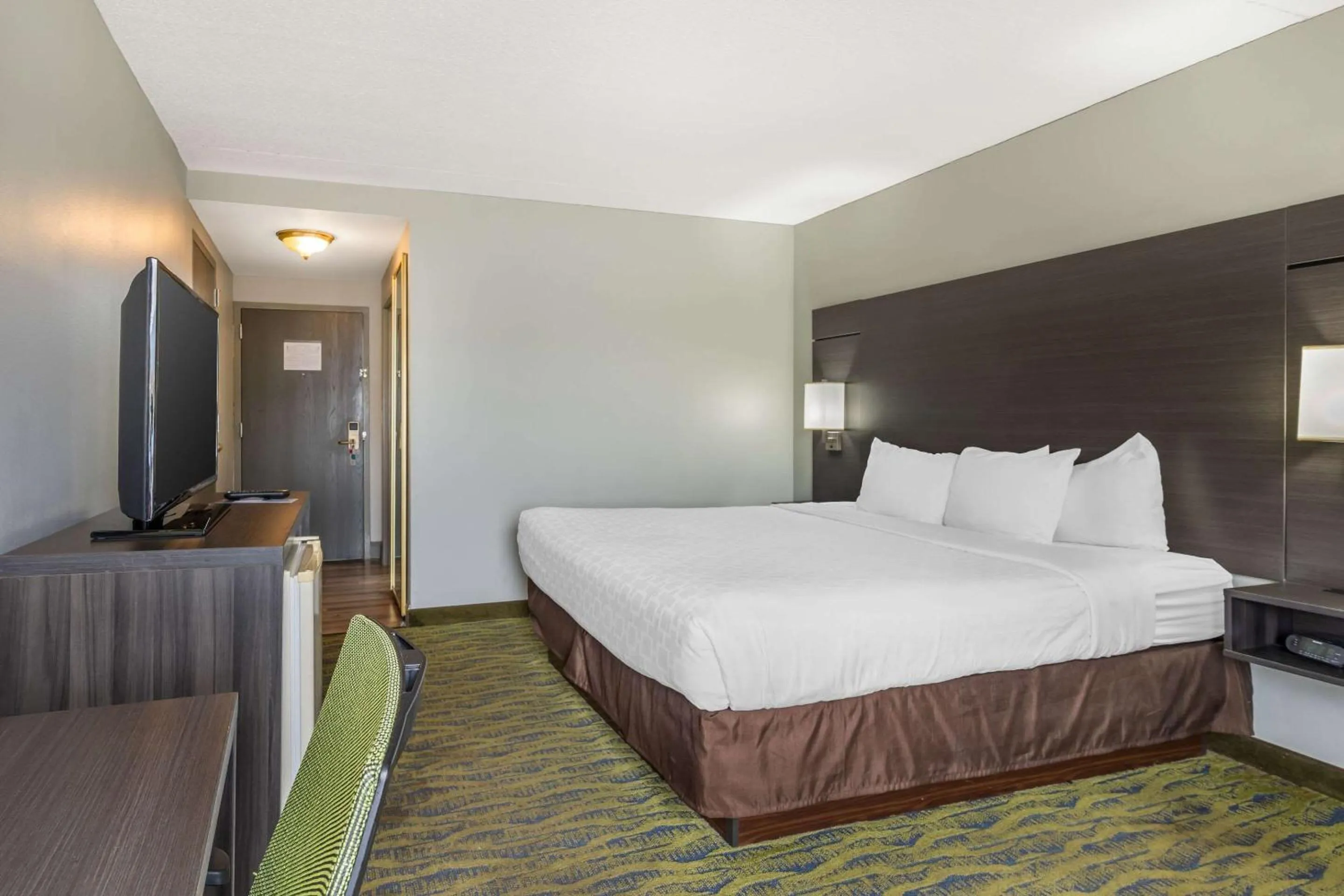 Bedroom, Bed in Clarion Inn near Lookout Mountain