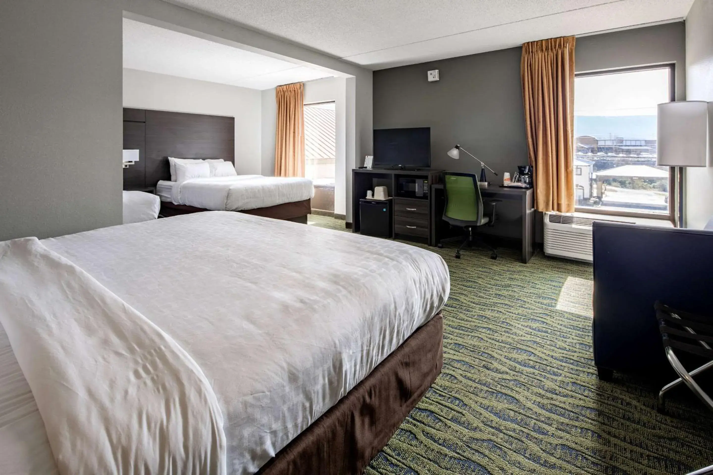 Bedroom, Bed in Clarion Inn near Lookout Mountain Bedroom, Bed in Clarion Inn near Lookout Mountain