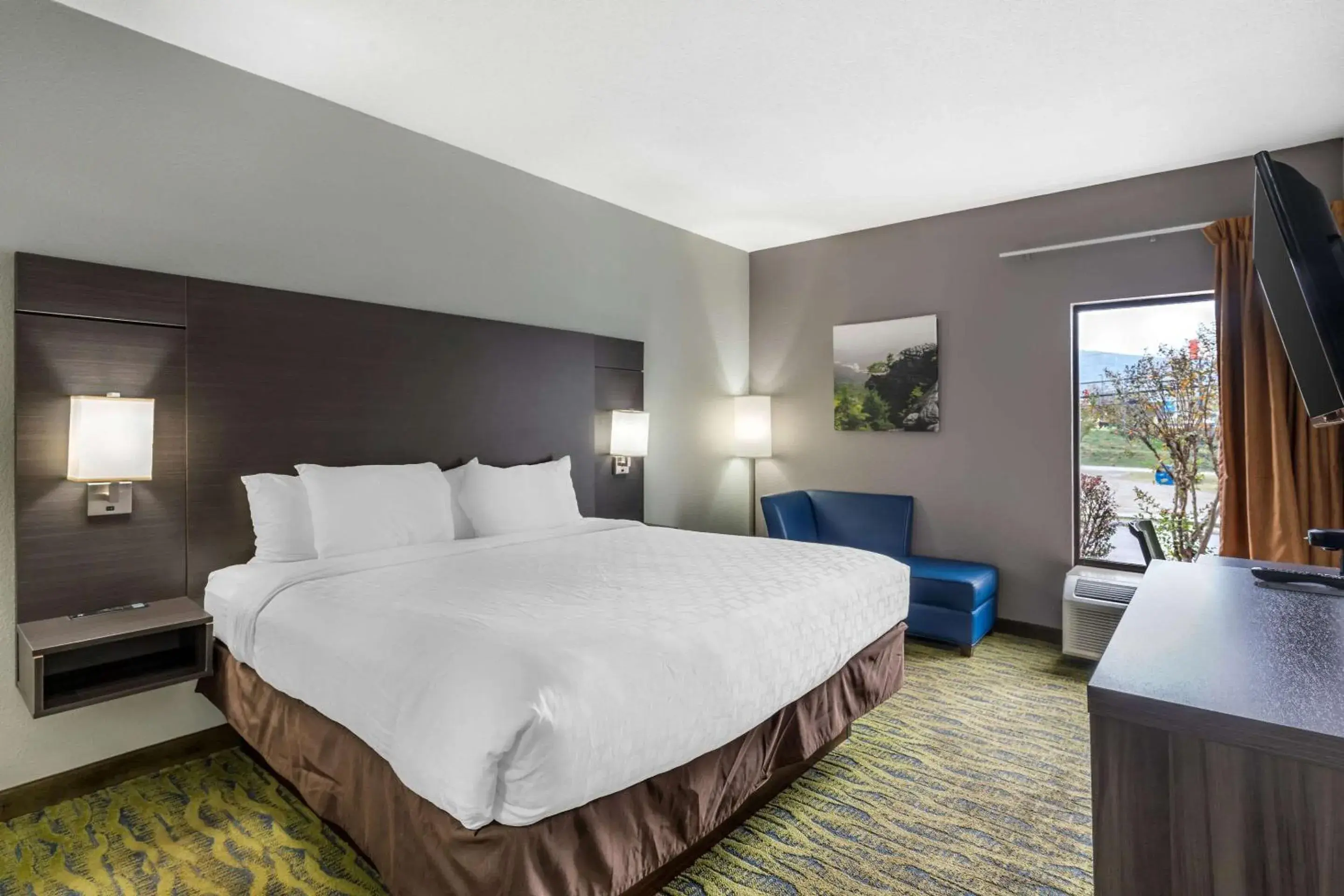 Bedroom, Bed in Clarion Inn near Lookout Mountain Bedroom, Bed in Clarion Inn near Lookout Mountain