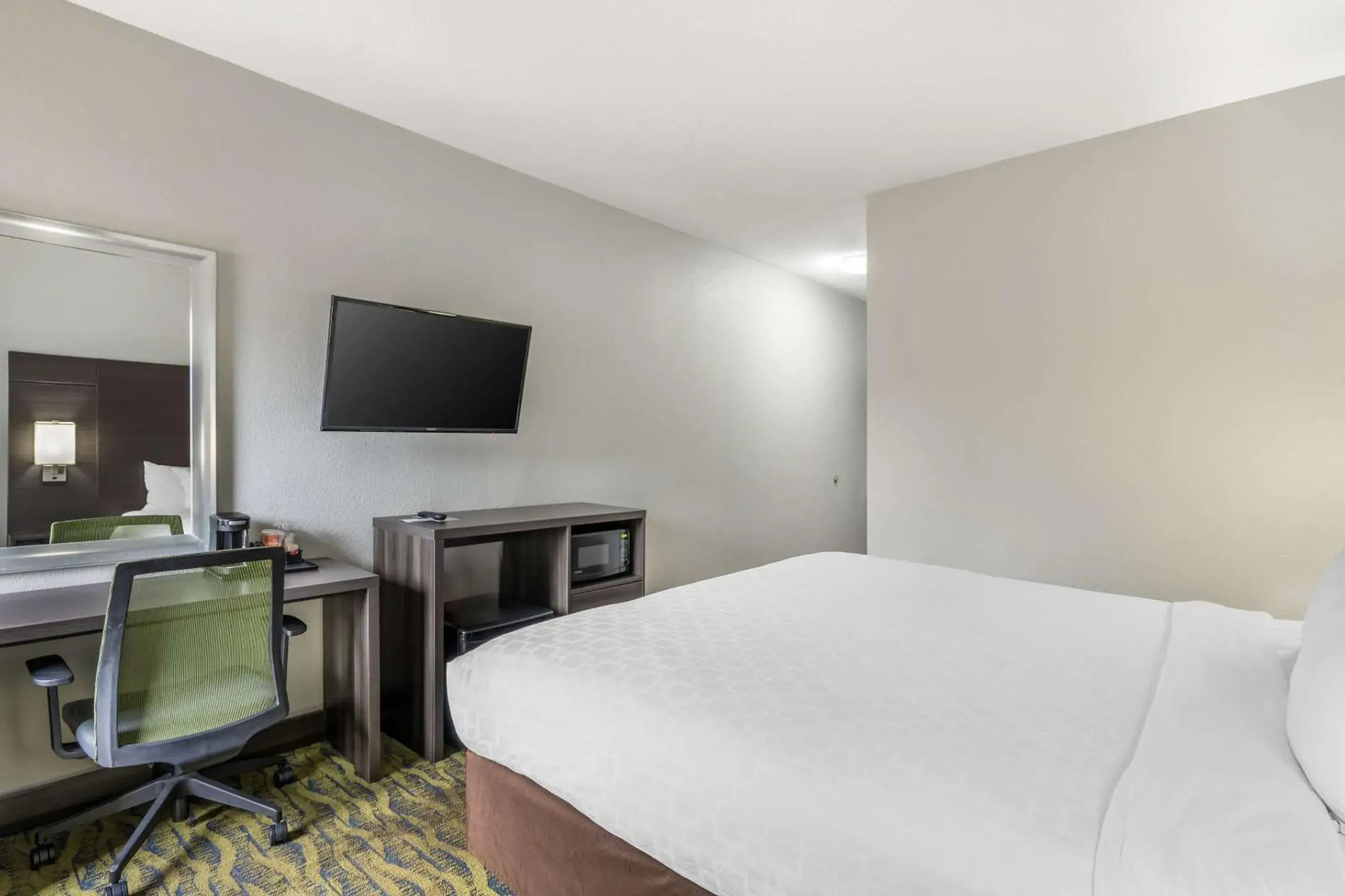 Bedroom, Bed in Clarion Inn near Lookout Mountain Bedroom, Bed in Clarion Inn near Lookout Mountain