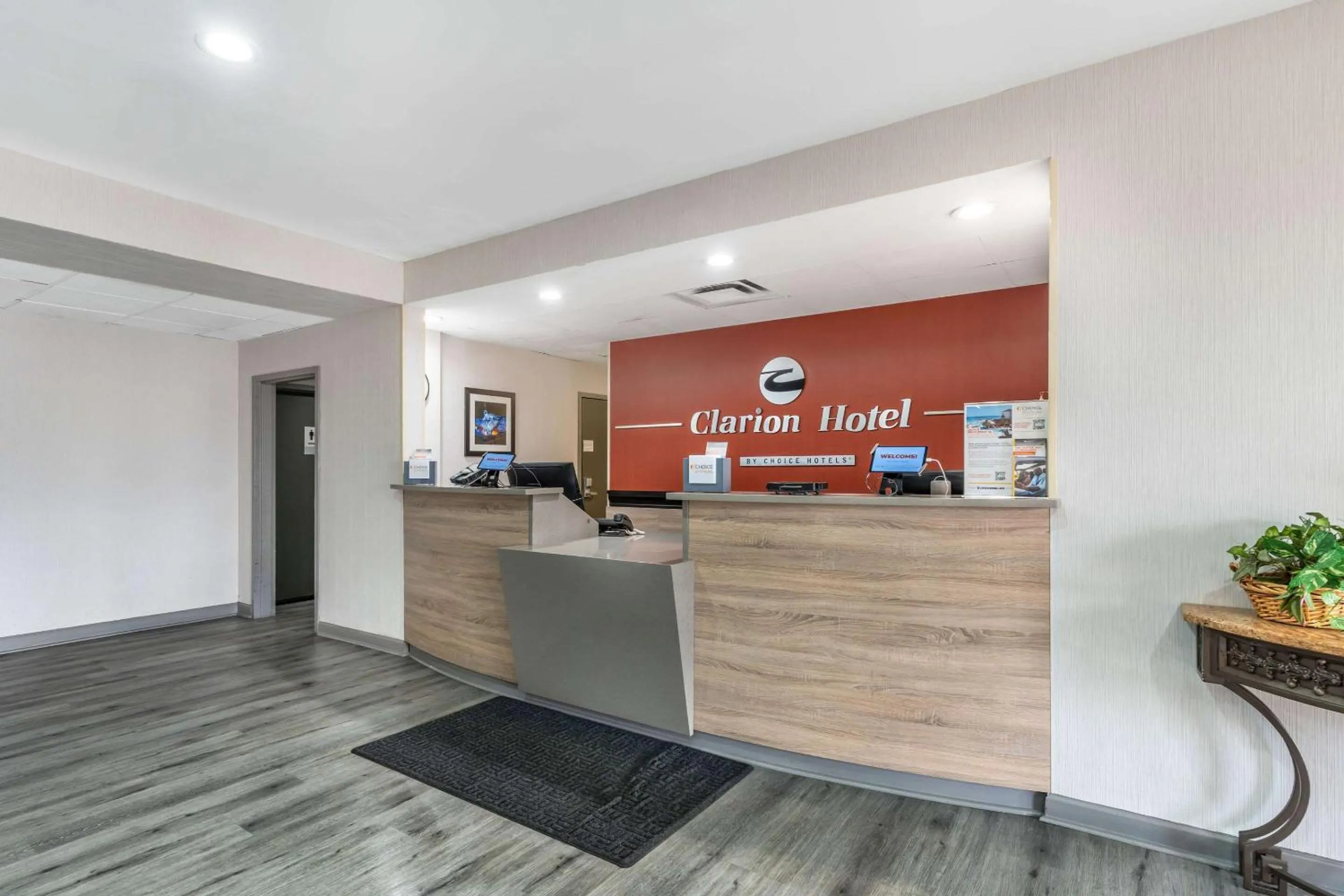 Lobby or reception in Clarion Inn near Lookout Mountain