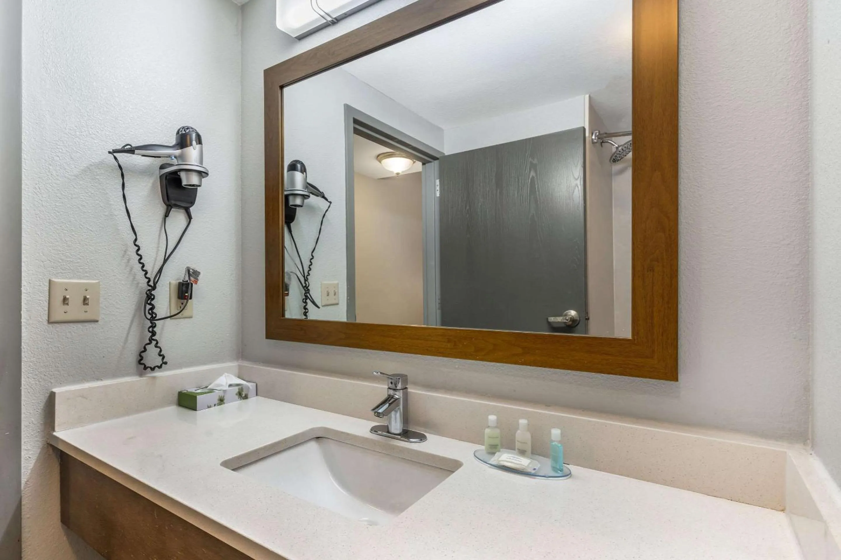Bedroom in Clarion Inn near Lookout Mountain