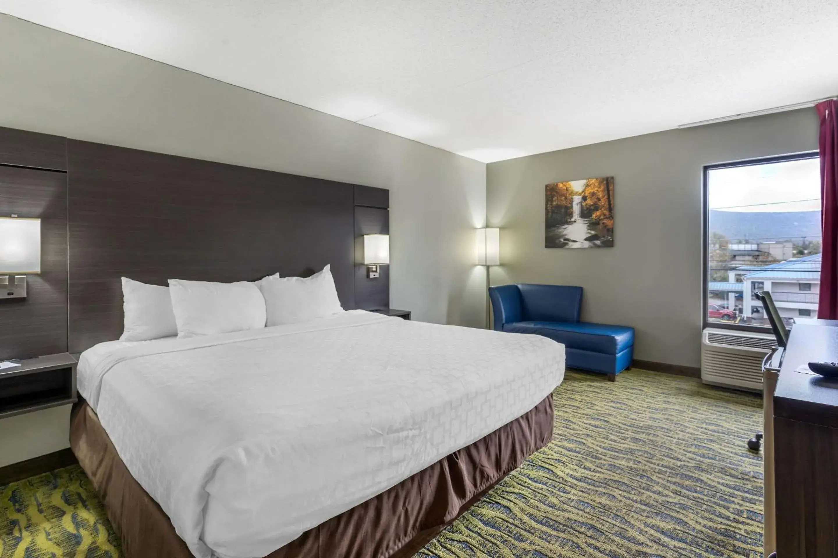 Bedroom, Bed in Clarion Inn near Lookout Mountain Bedroom, Bed in Clarion Inn near Lookout Mountain
