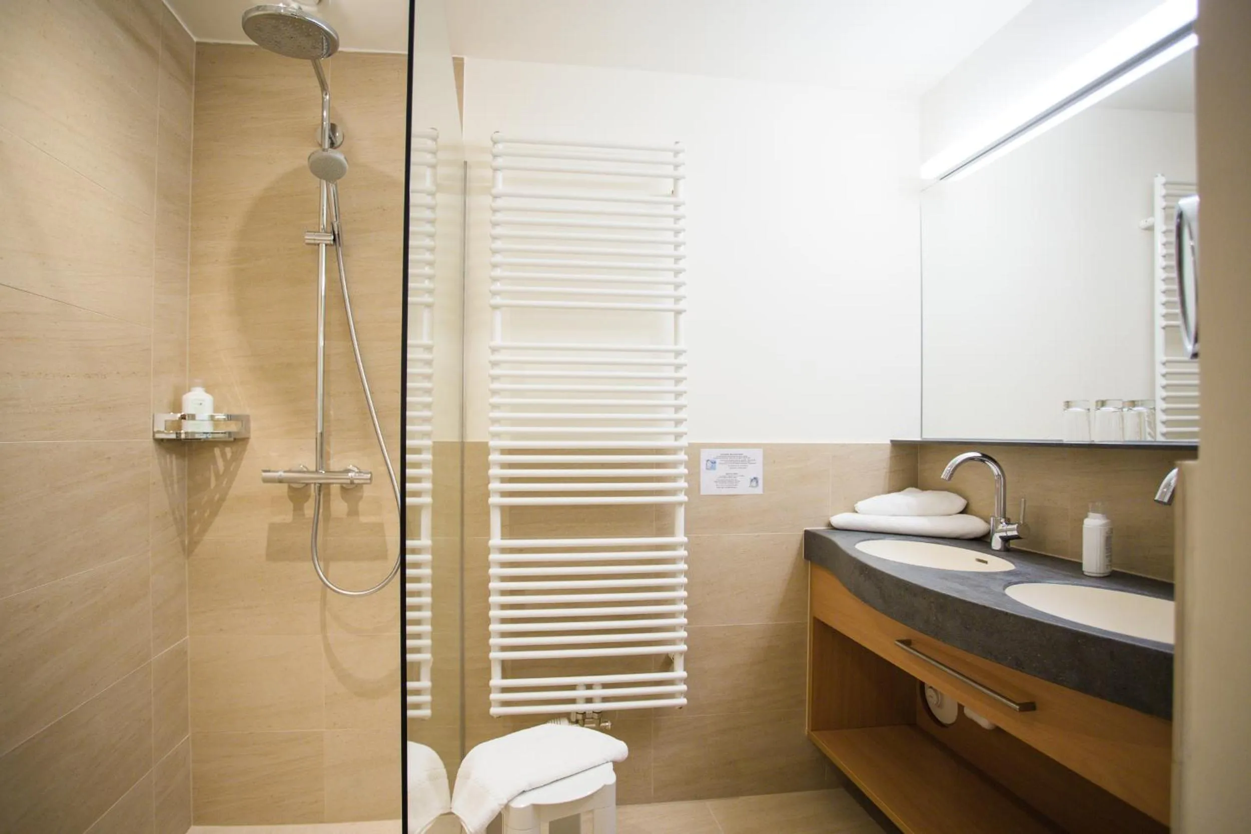 Shower in Familien- Sportresort BRENNSEEHOF