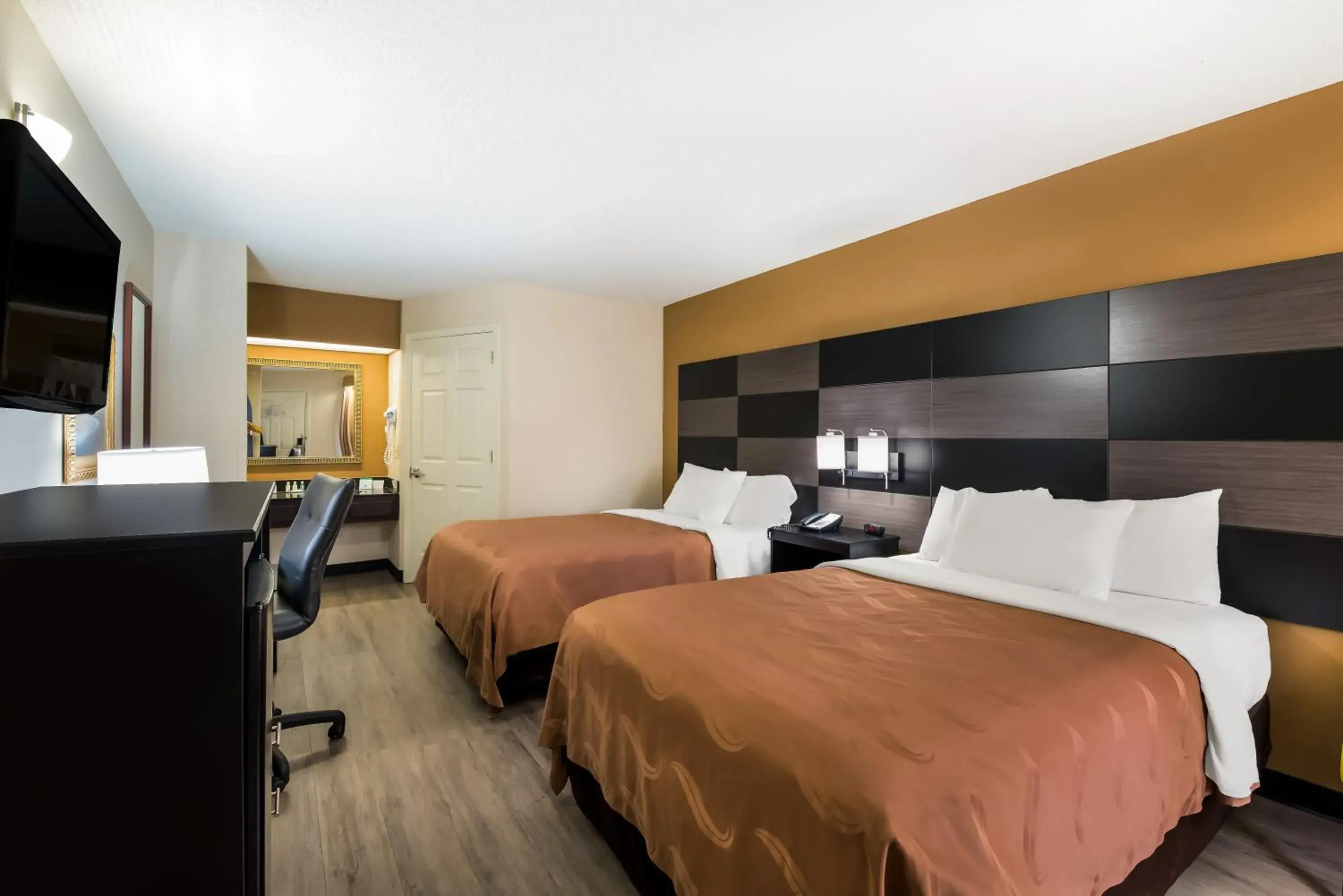 Double Room with Two Double Beds - Smoking in Quality Inn Johnson City I-26 exit 17 Double Room with Two Double Beds - Smoking in Quality Inn Johnson City I-26 exit 17