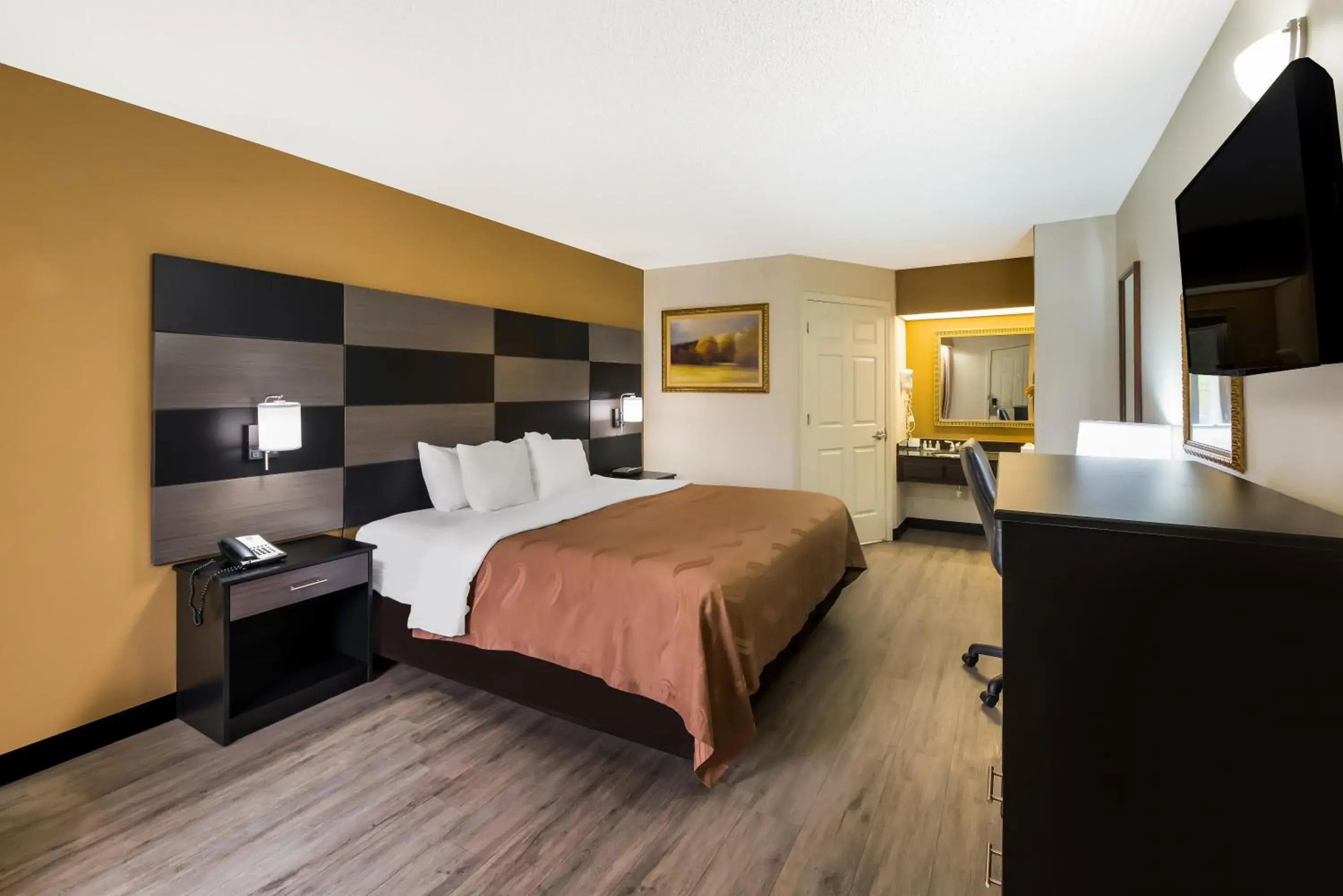 King Room - Accessible/Non-Smoking in Quality Inn Johnson City I-26 exit 17 King Room - Accessible/Non-Smoking in Quality Inn Johnson City I-26 exit 17