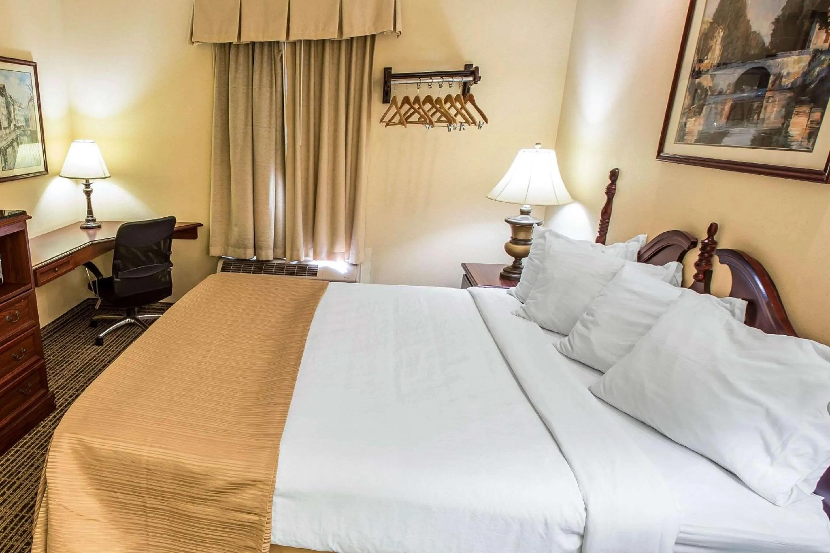 Photo of the whole room, Bed in Quality Inn Kingsport South