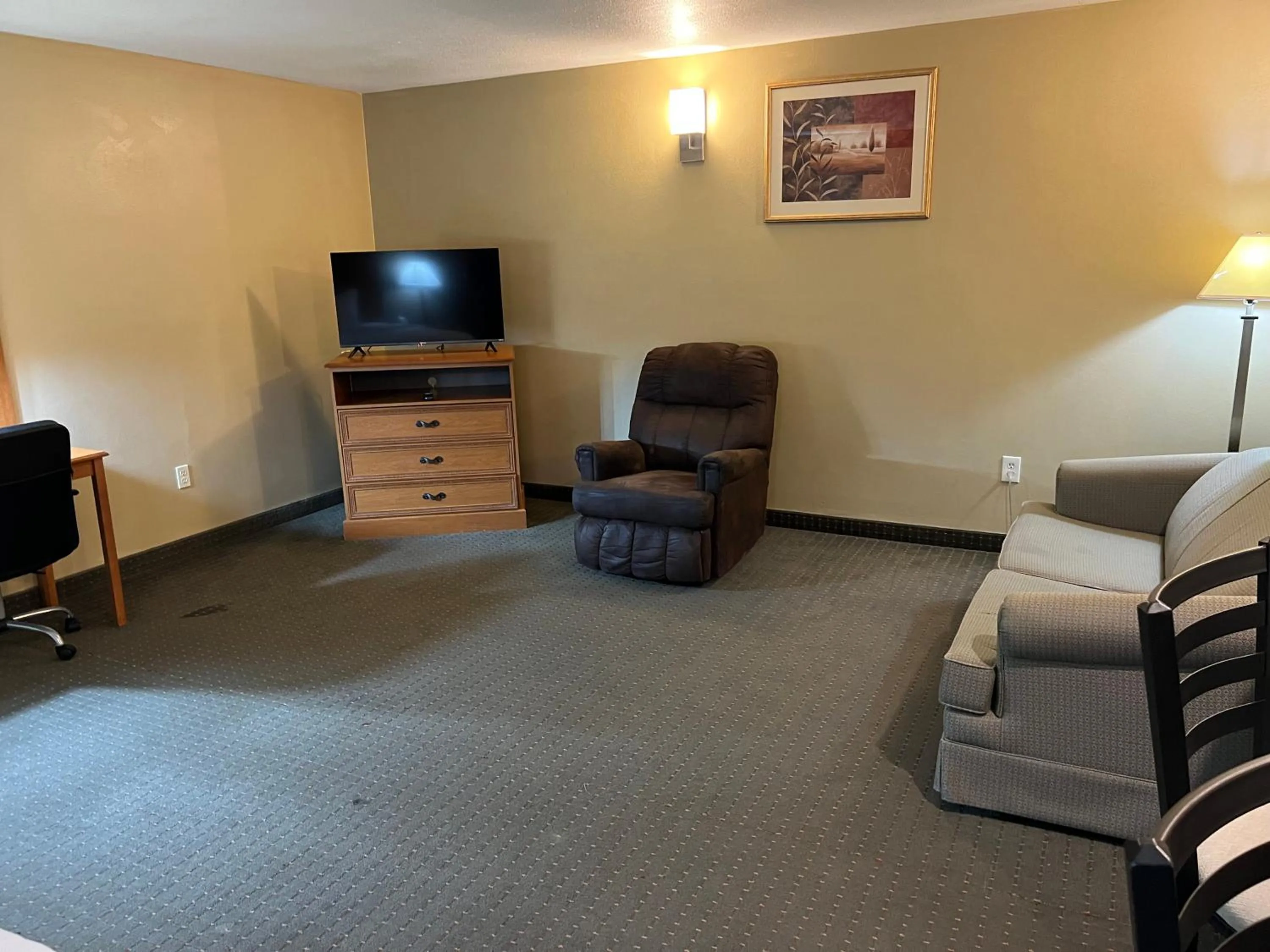 Communal lounge/ TV room in Americas Best Value Inn Pharr/McAllen