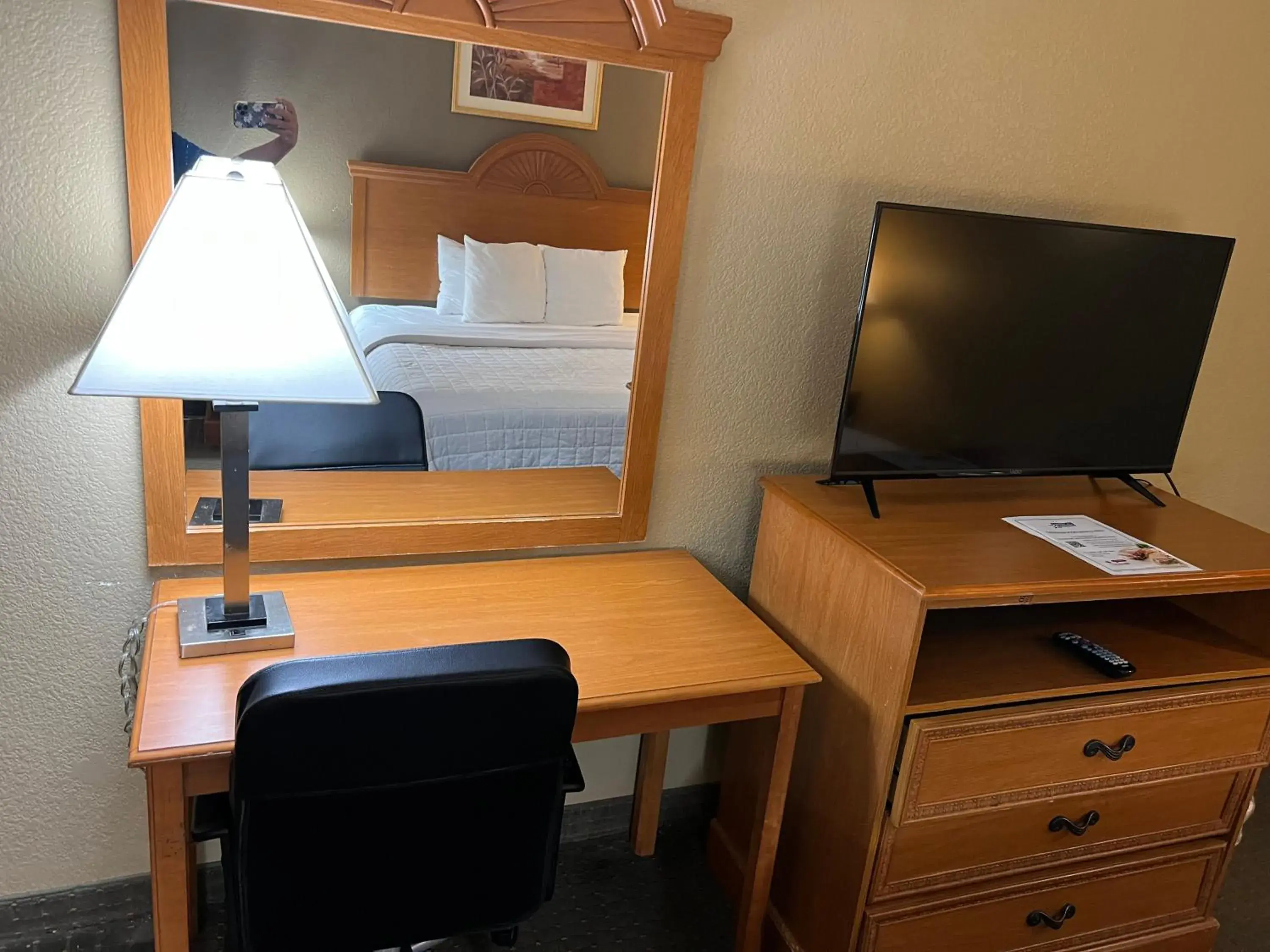 TV and multimedia, Bed in Americas Best Value Inn Pharr/McAllen TV and multimedia, Bed in Americas Best Value Inn Pharr/McAllen