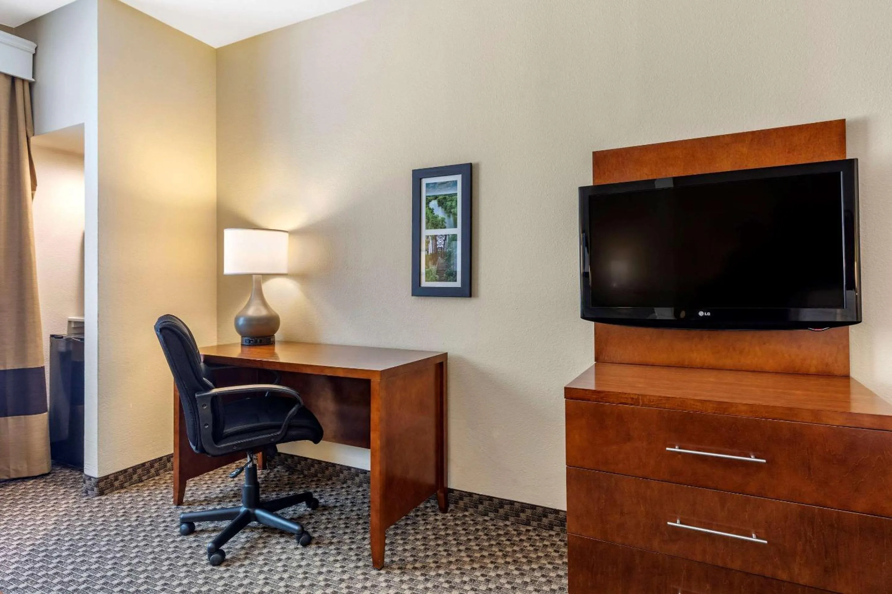Photo of the whole room, TV/Entertainment Center in Comfort Suites Lufkin