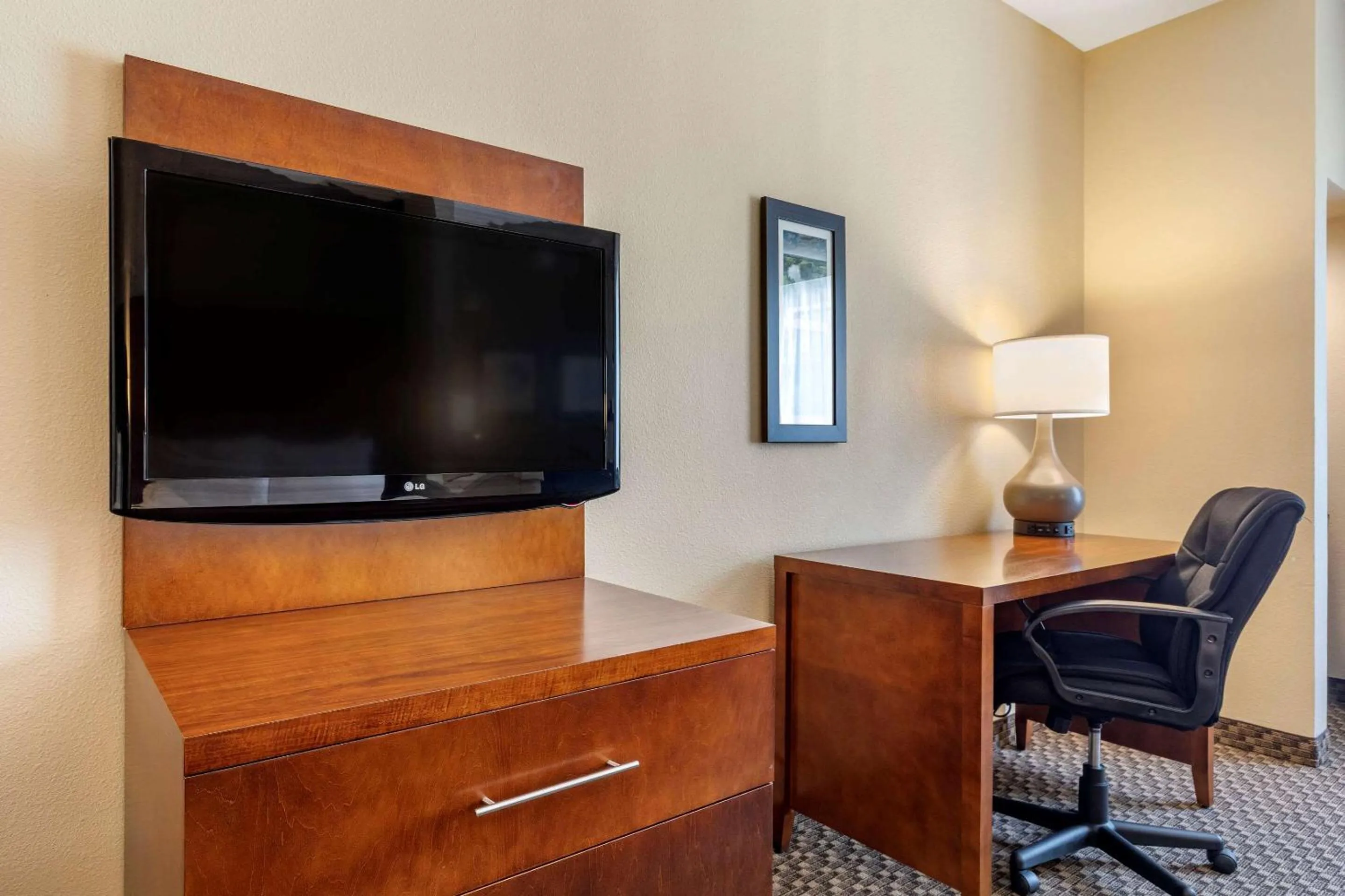 Photo of the whole room, TV/Entertainment Center in Comfort Suites Lufkin