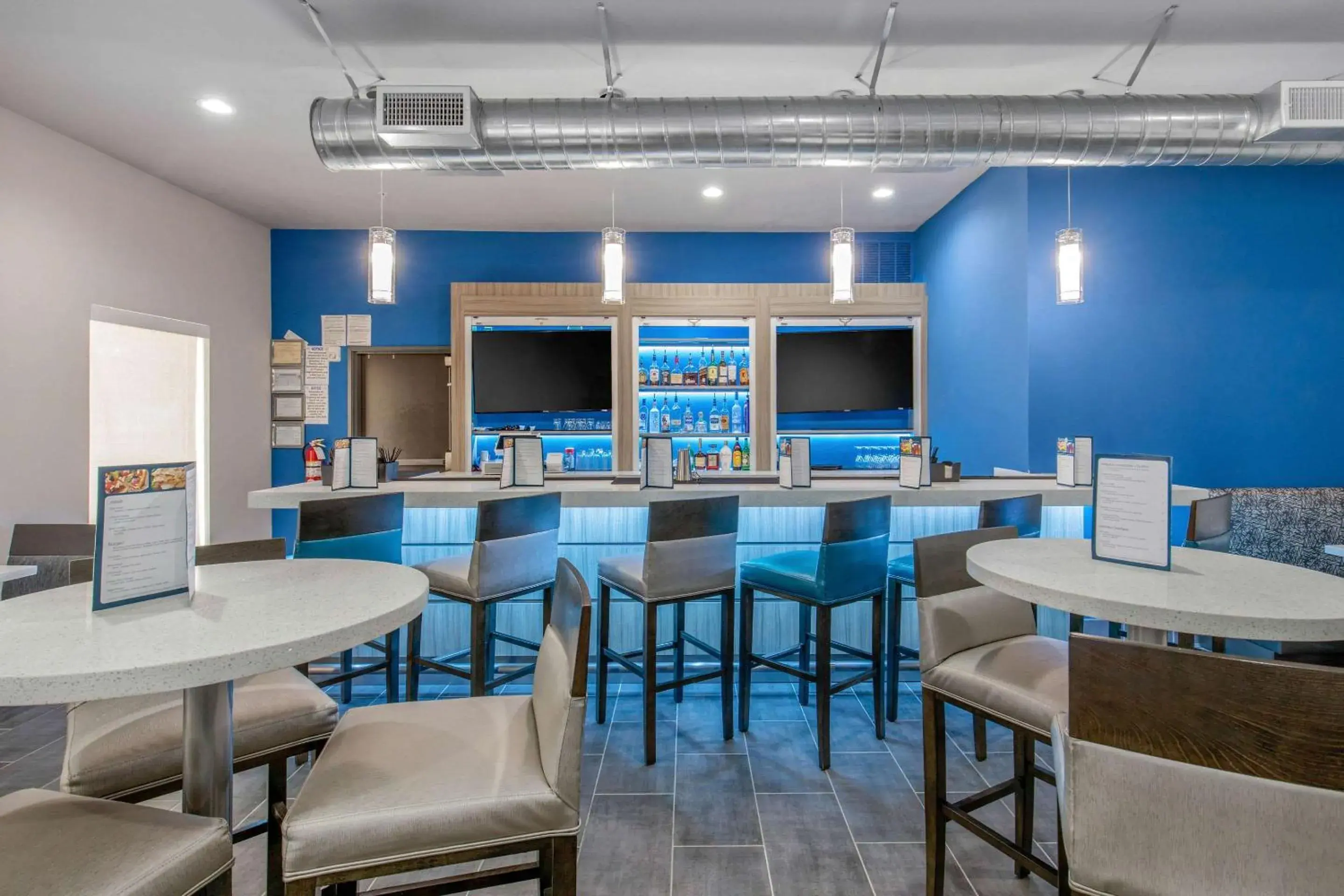 Restaurant/places to eat in Clarion Inn & Suites DFW North Restaurant/places to eat in Clarion Inn & Suites DFW North
