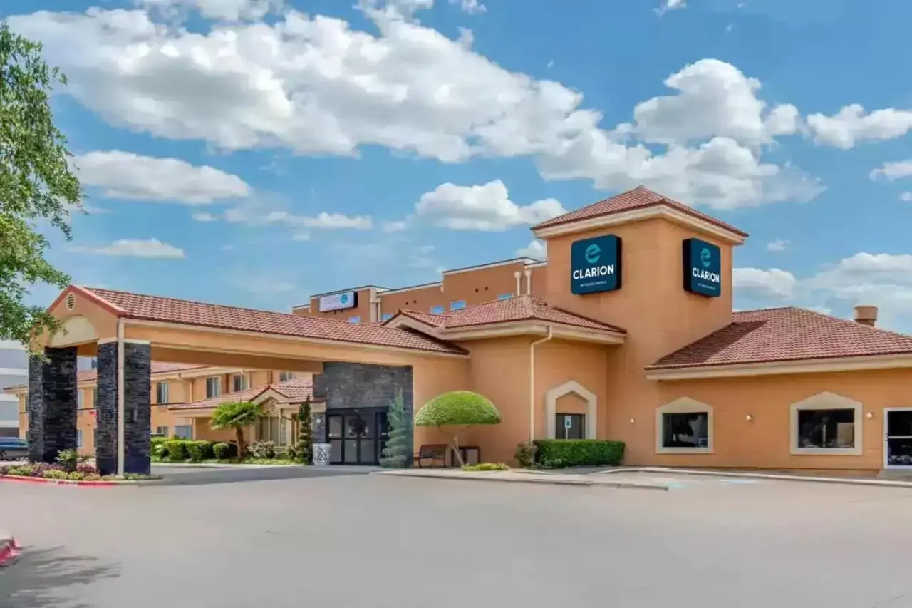 Property building in Clarion Inn & Suites DFW North Property building in Clarion Inn & Suites DFW North