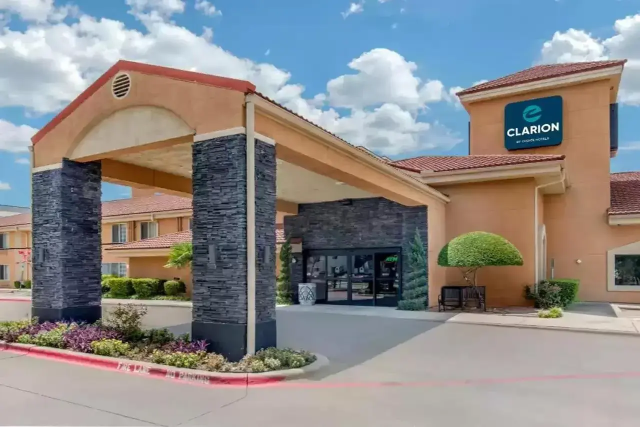 Property building in Clarion Inn & Suites DFW North Property building in Clarion Inn & Suites DFW North