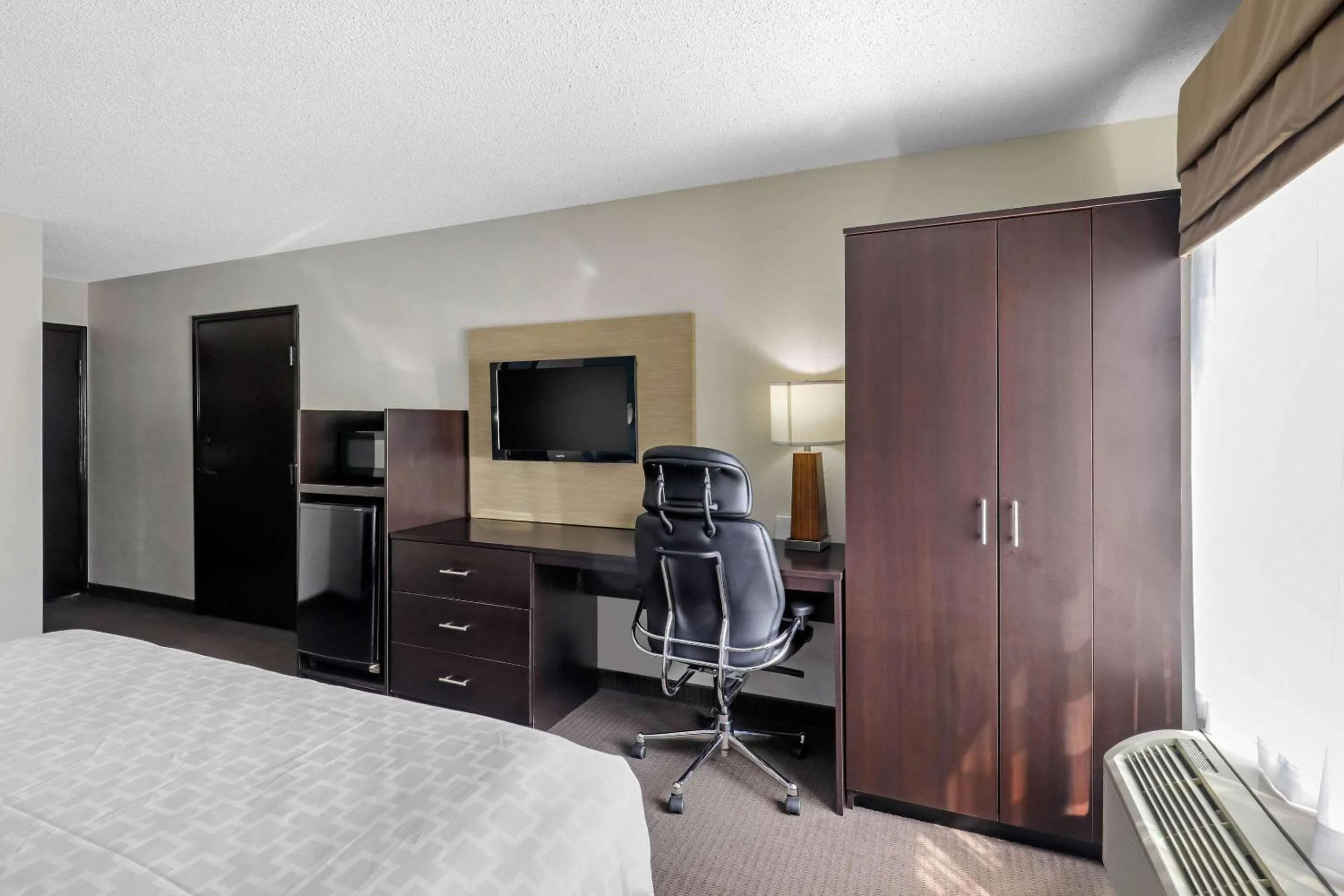 Photo of the whole room, Bed in Clarion Inn & Suites DFW North
