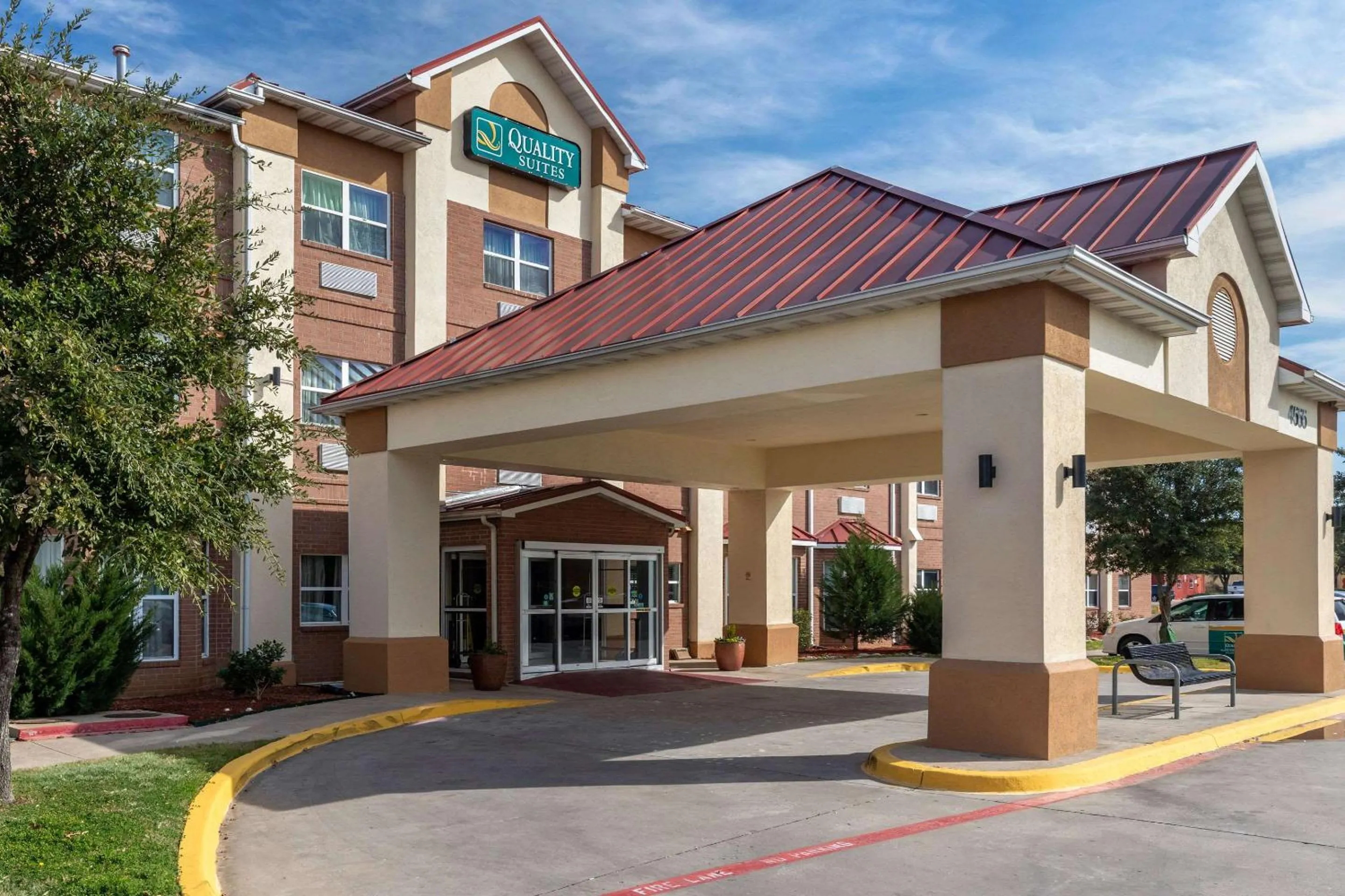 Property building in Quality Suites Addison-Dallas