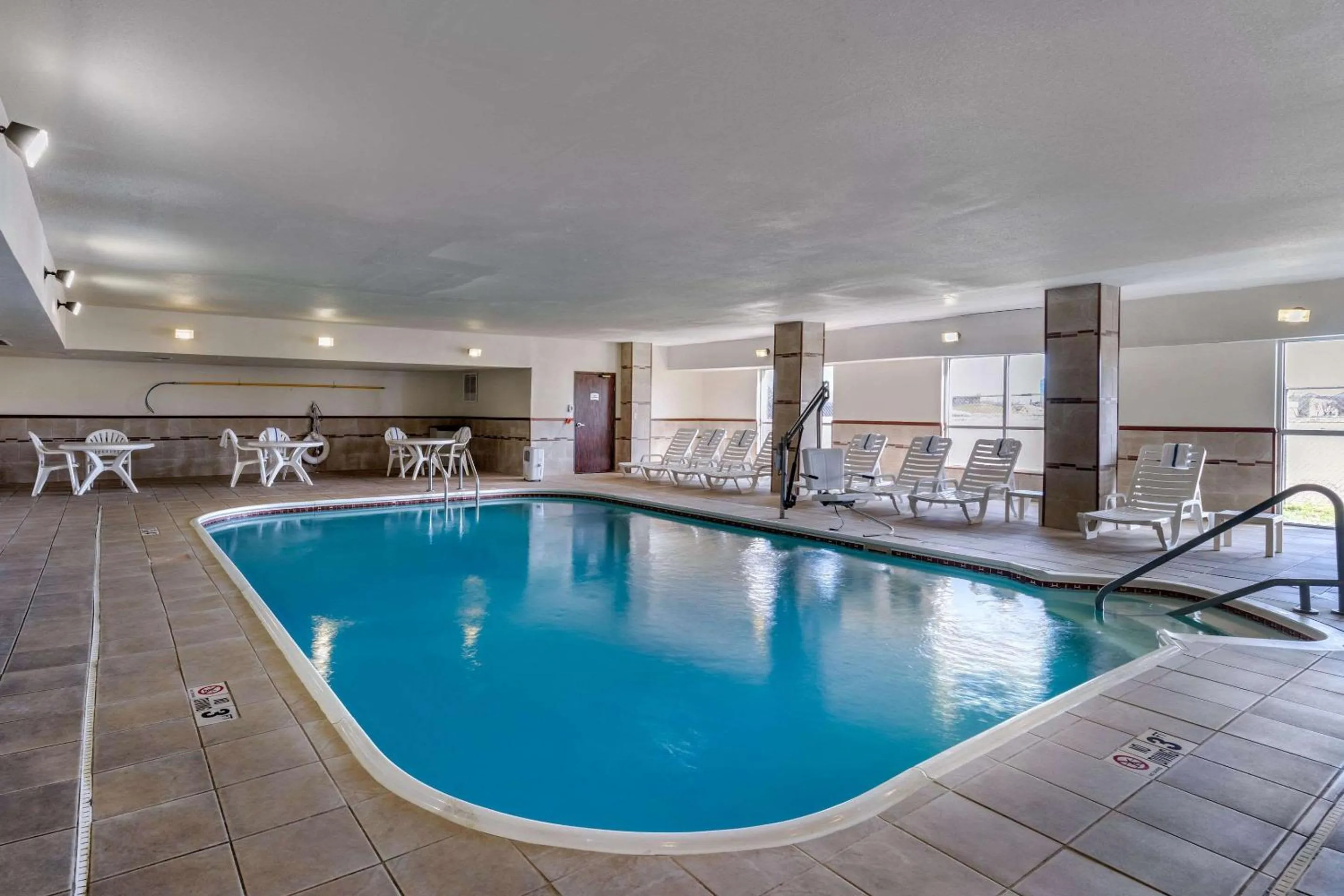 Swimming pool in Quality Suites Addison-Dallas