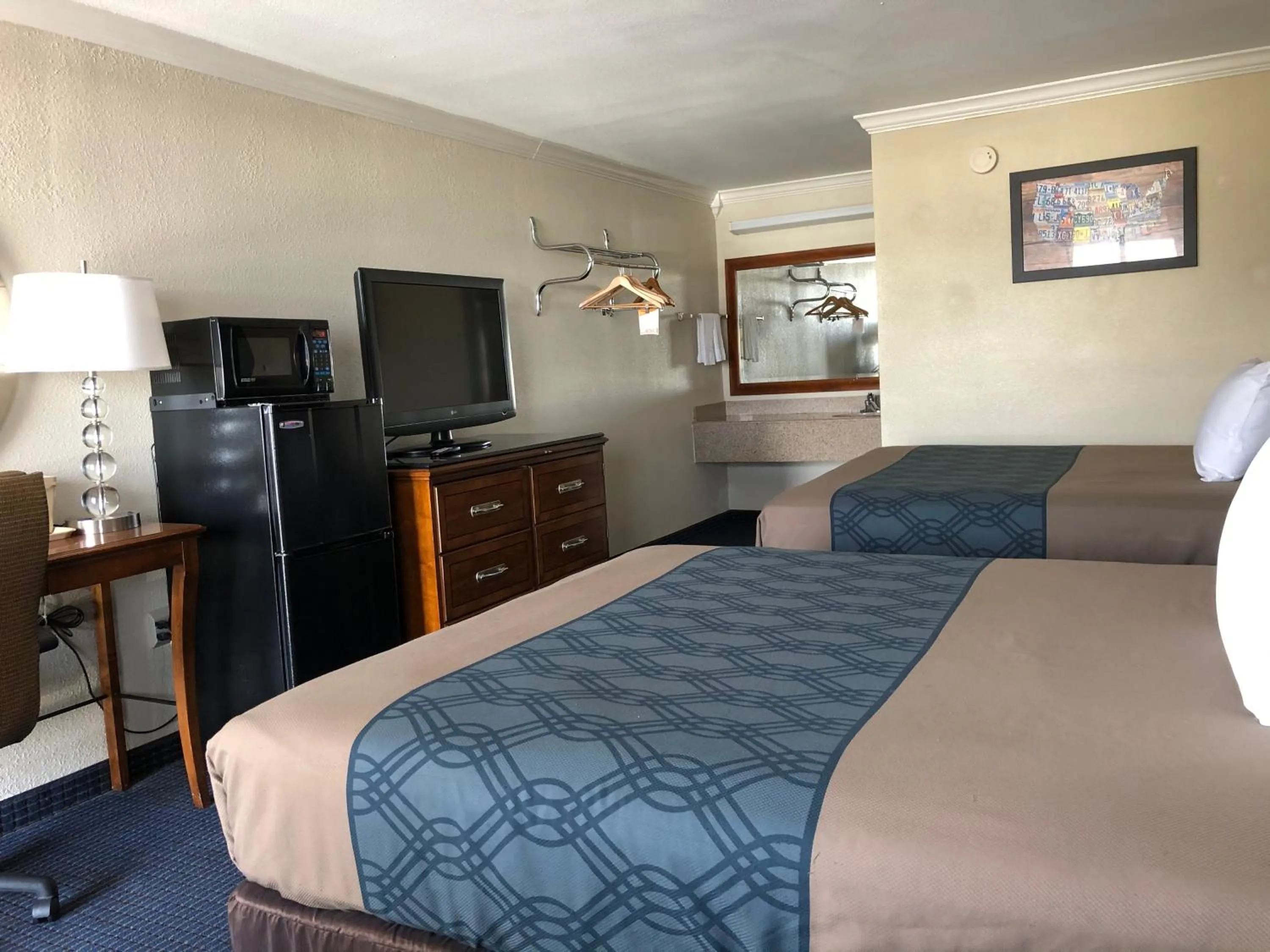 Bed in University Inn & Suites