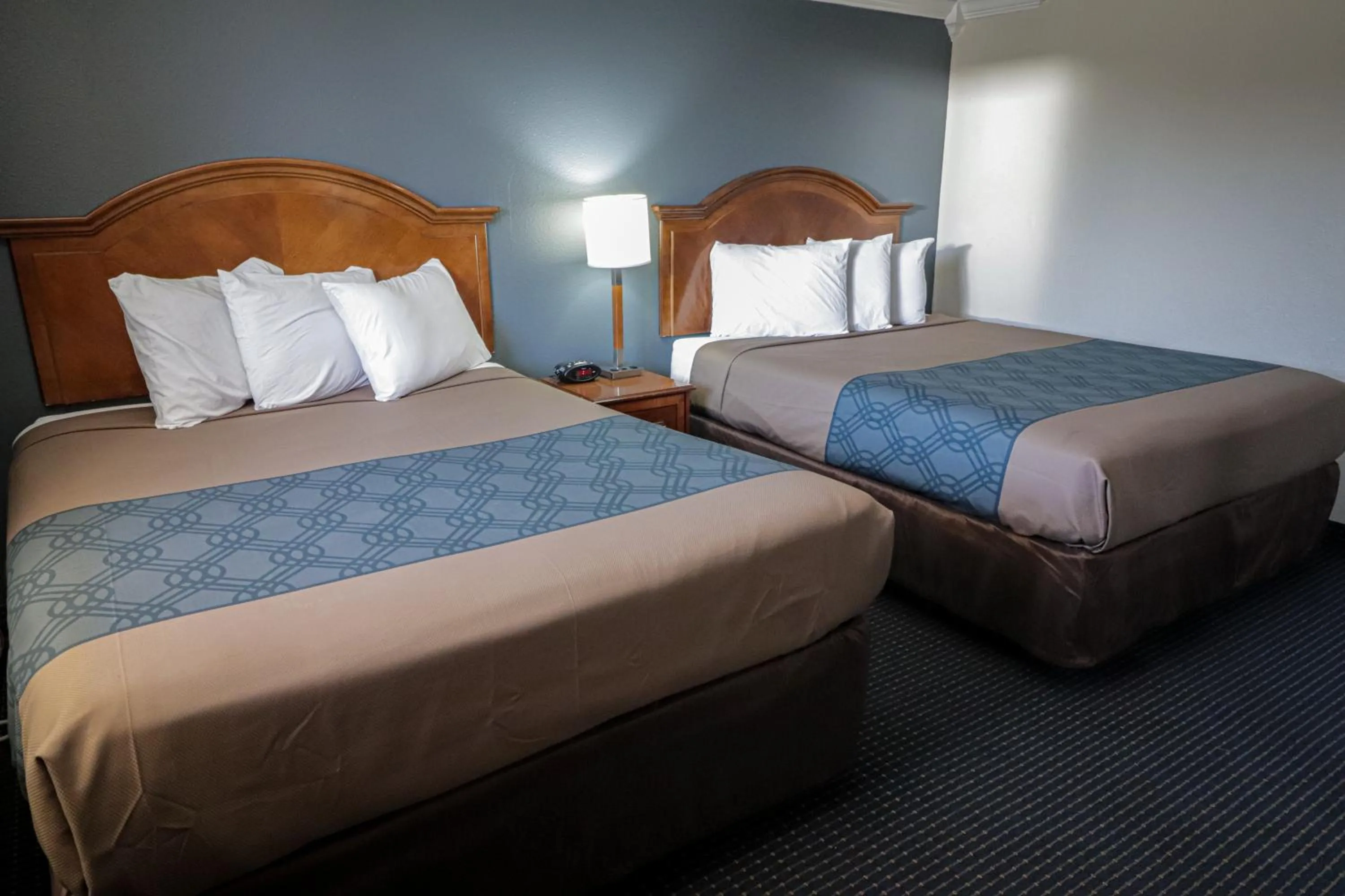 Bed in University Inn & Suites