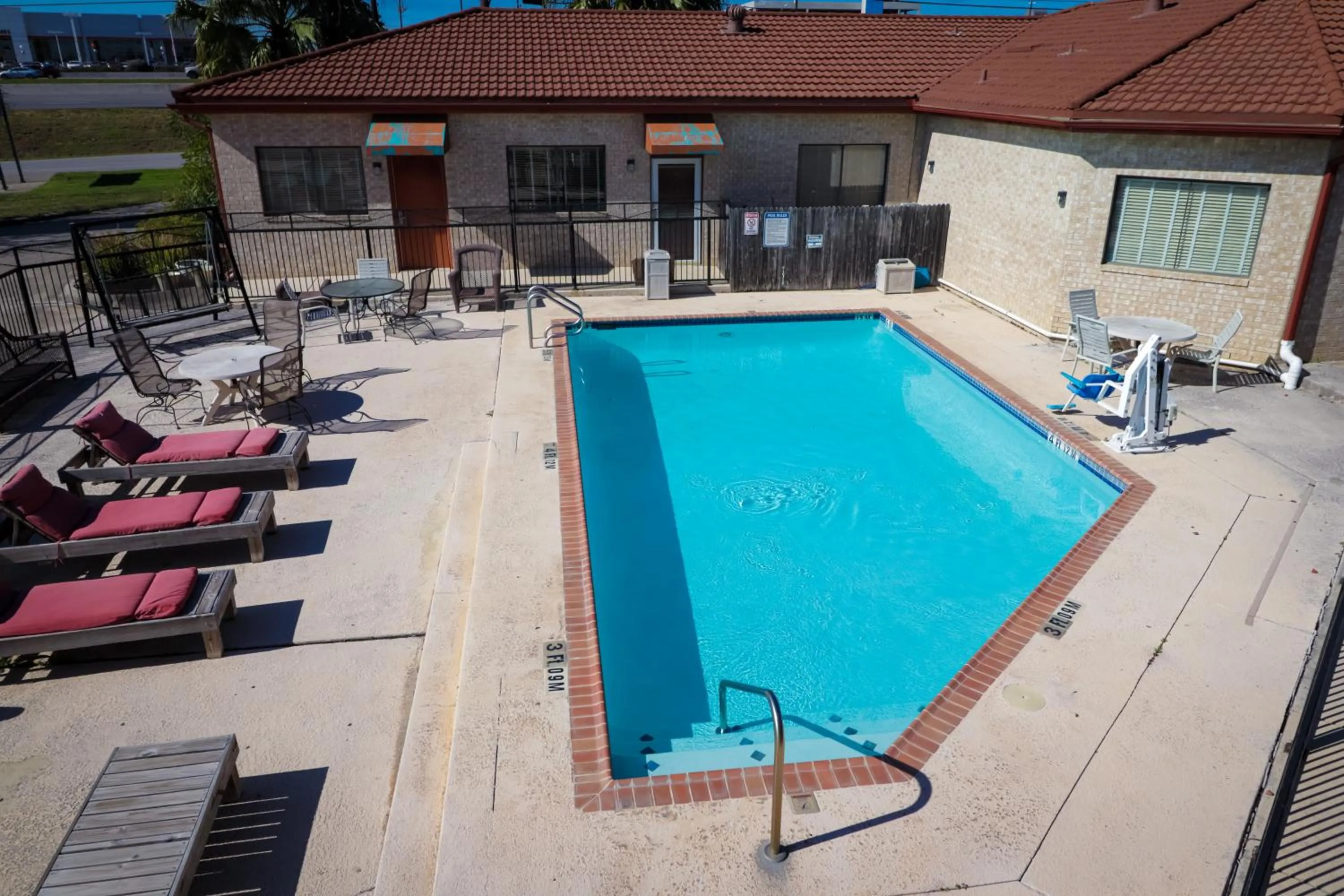 Swimming pool in University Inn & Suites