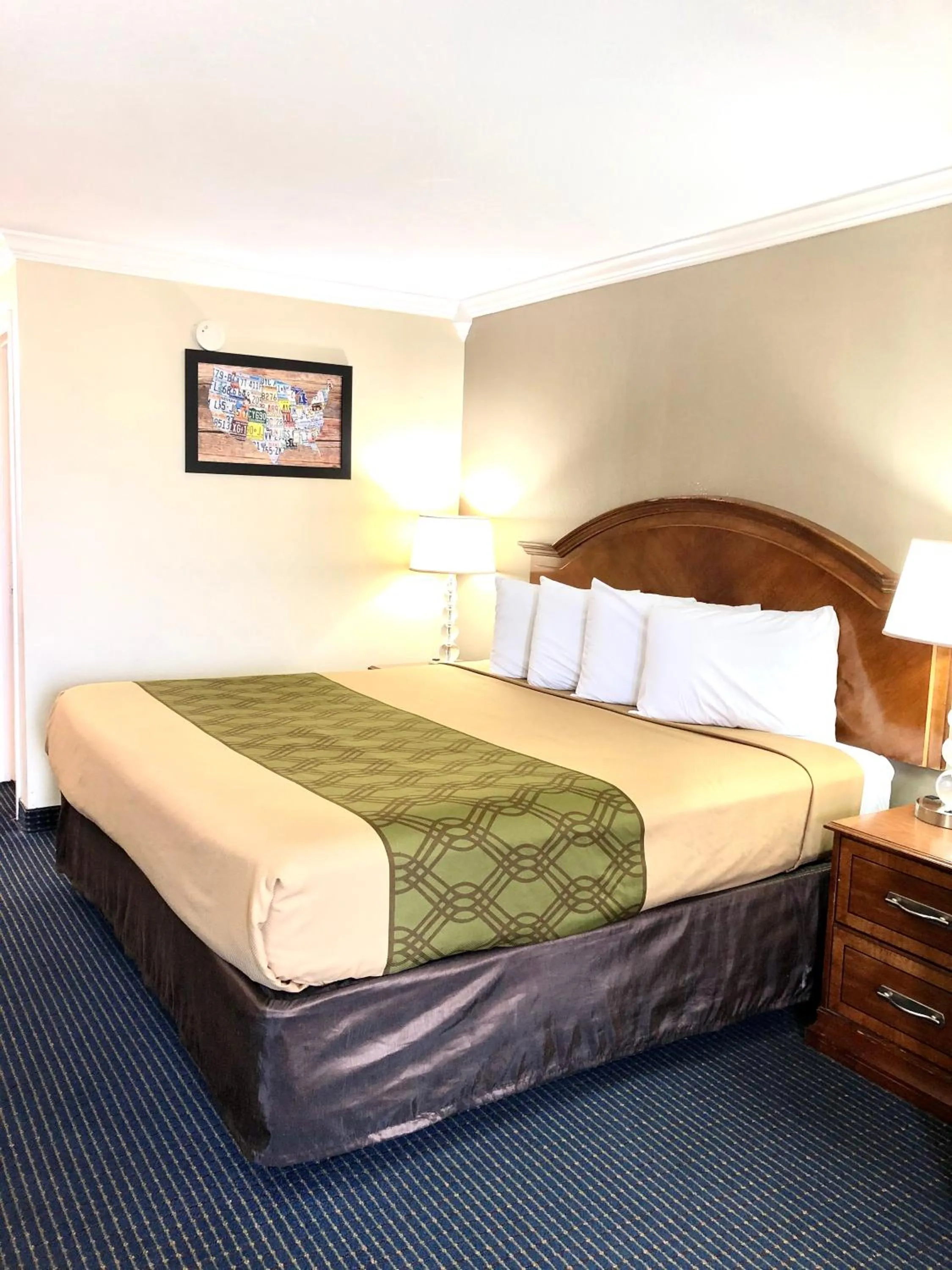 Bed in University Inn & Suites