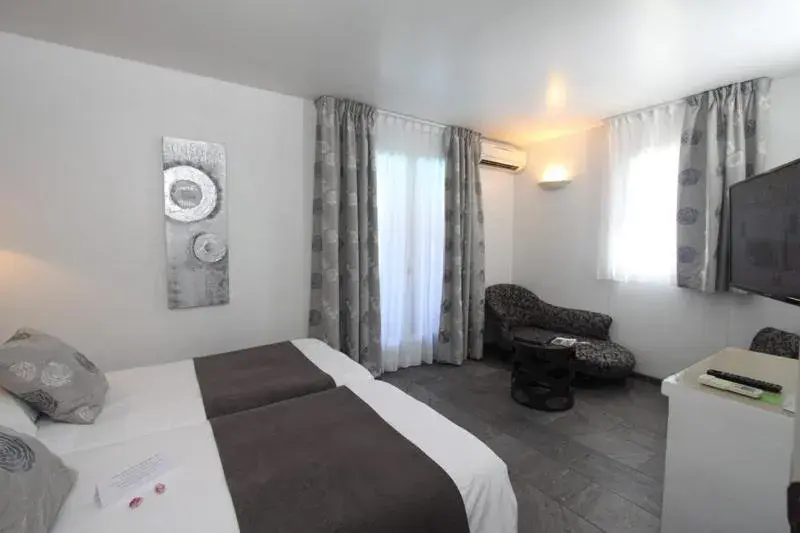 Bed in Val Baussenc, The Originals Relais Bed in Val Baussenc, The Originals Relais