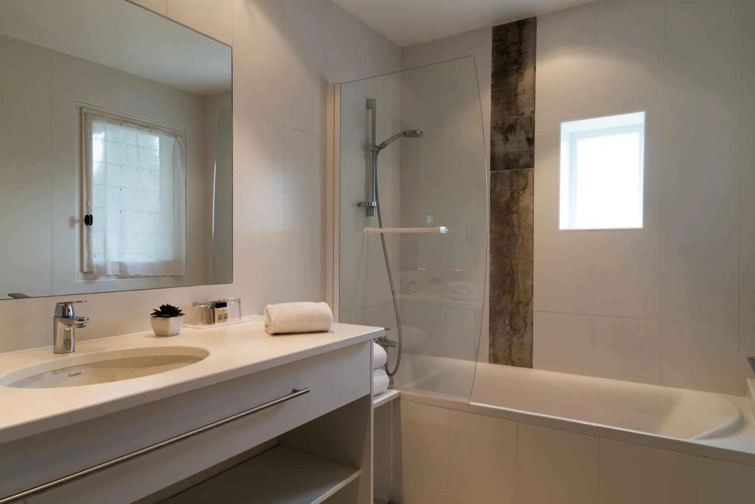 Bathroom in Val Baussenc, The Originals Relais