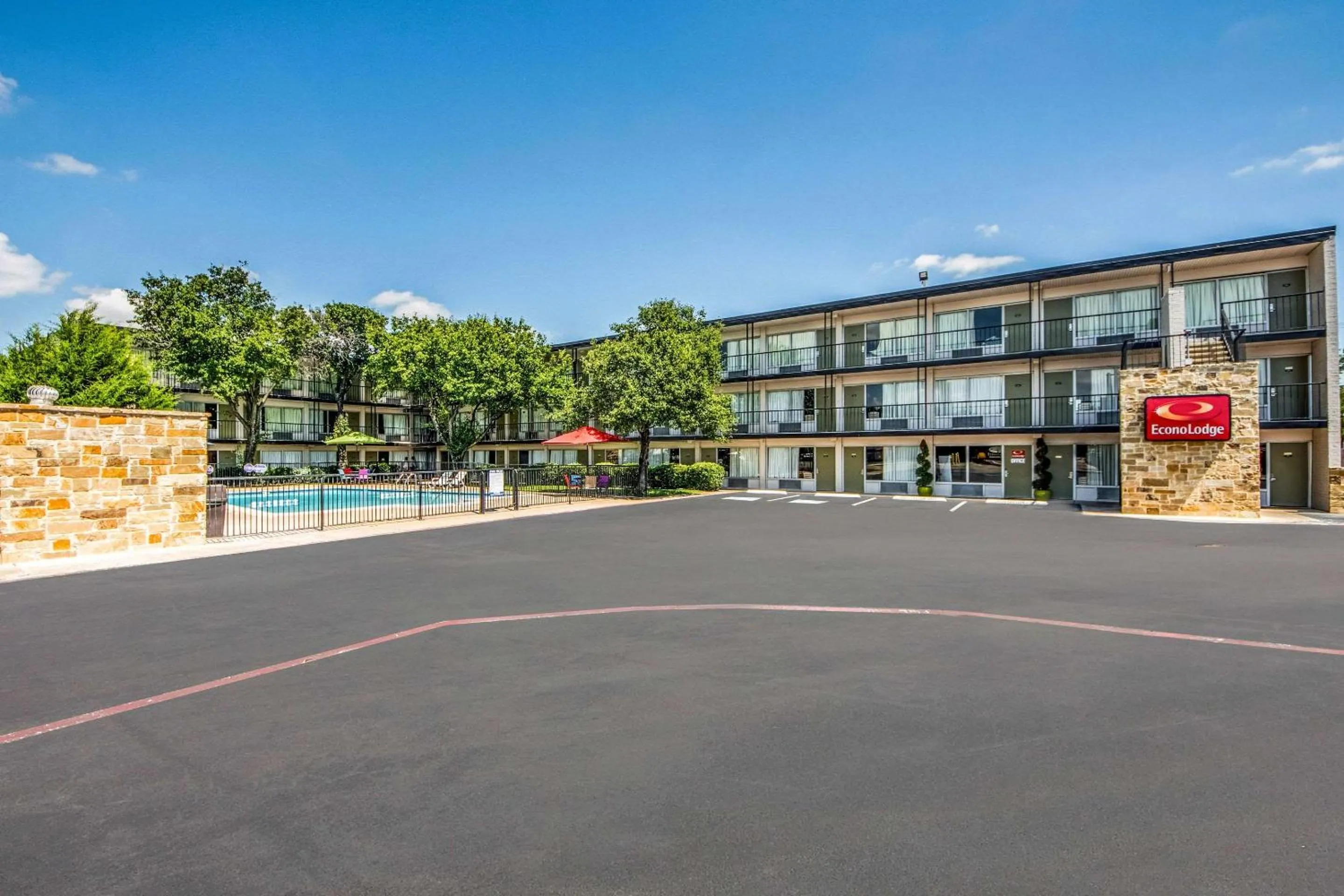 Property Building in Econo Lodge Airport I-35 North